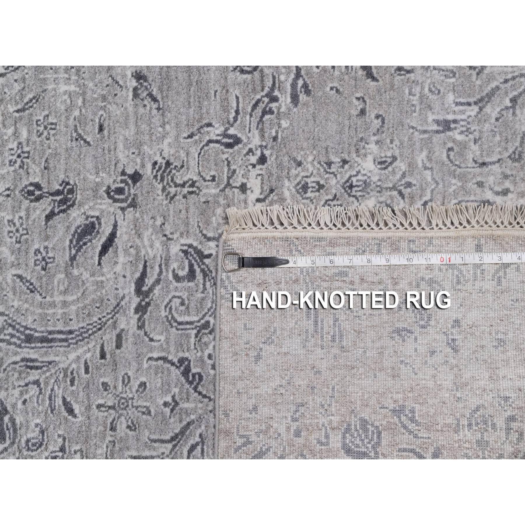 5'x7' Mittelgrau Ton in Ton Damast Design Hand geknüpft Wolle und Seide Teppich im Angebot 1