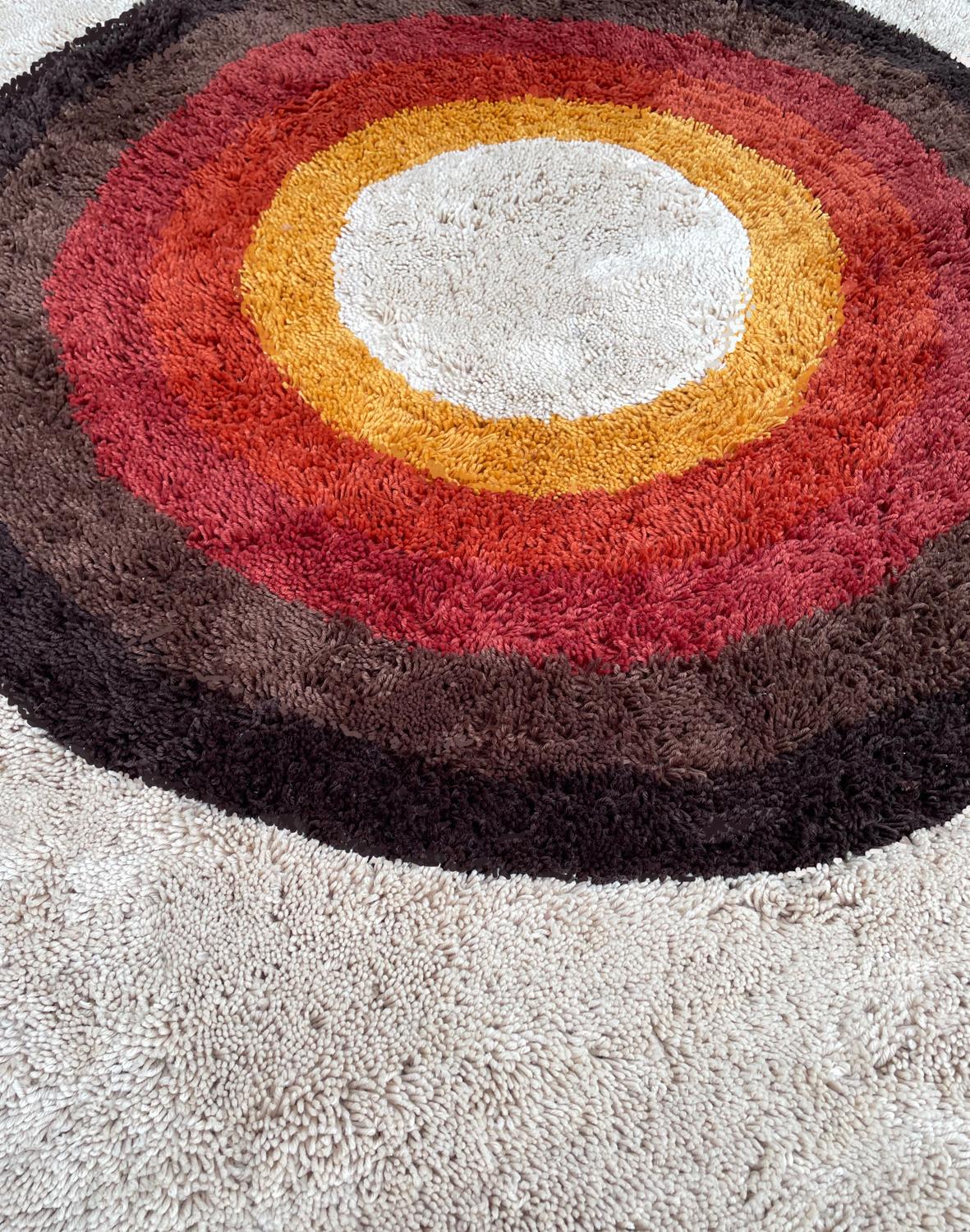 Mid Century Danish Style Rya Area Shag Rug in Modern Bullseye Design In New Condition For Sale In Philadelphia, PA