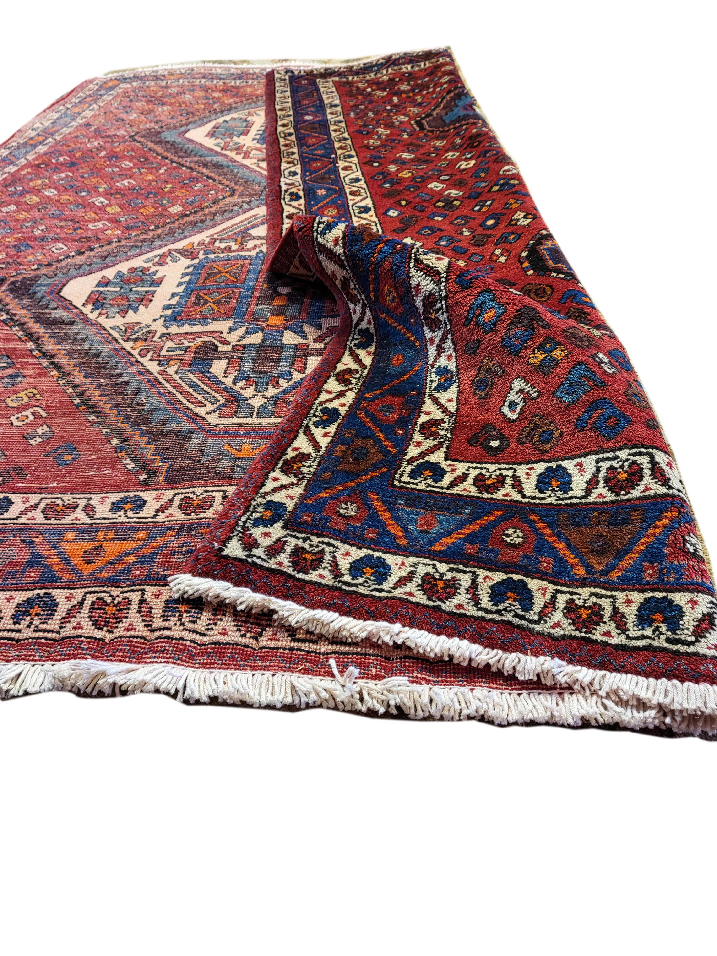 Wunderschöner Sirjan-Afshar-Perserteppich aus den 50er Jahren. Mit 2 verschlungenen Medaillons auf einem an Motiven reichen Vorderseite. Das Farbschema und die Motive sind typisch für das Sirjan-Afshar-Design. Die bemerkenswerte Handwerkskunst
