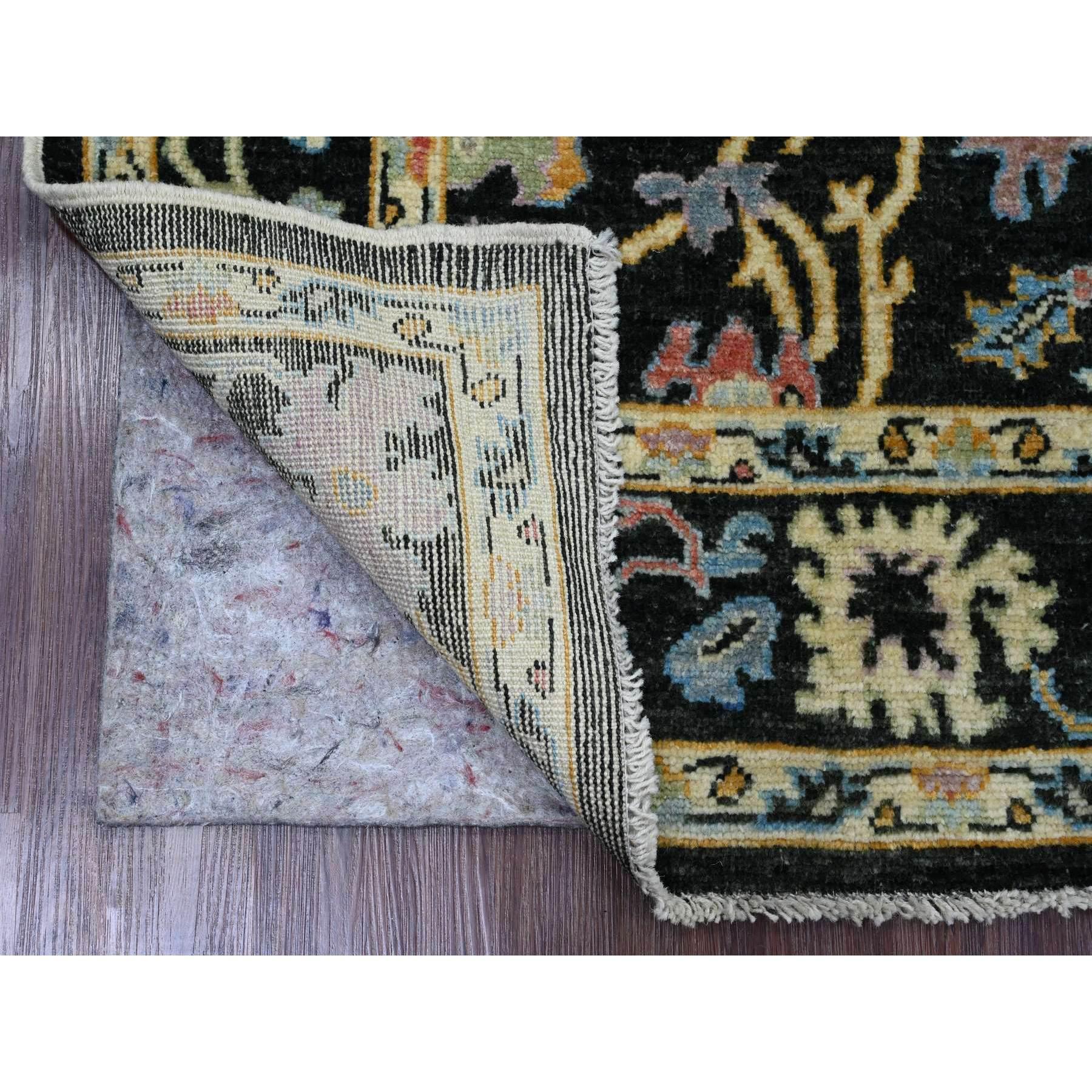 Jade Black, noué à la main, Afghan Angora Oushak avec motif de feuilles colorées, teintures naturelles, 100% laine, tapis d'Orient
Matières premières : Laine
Latex : Pas de poils 
hauteur : 0,25 pouces
Style : Transitionnel 
Couleur primaire :