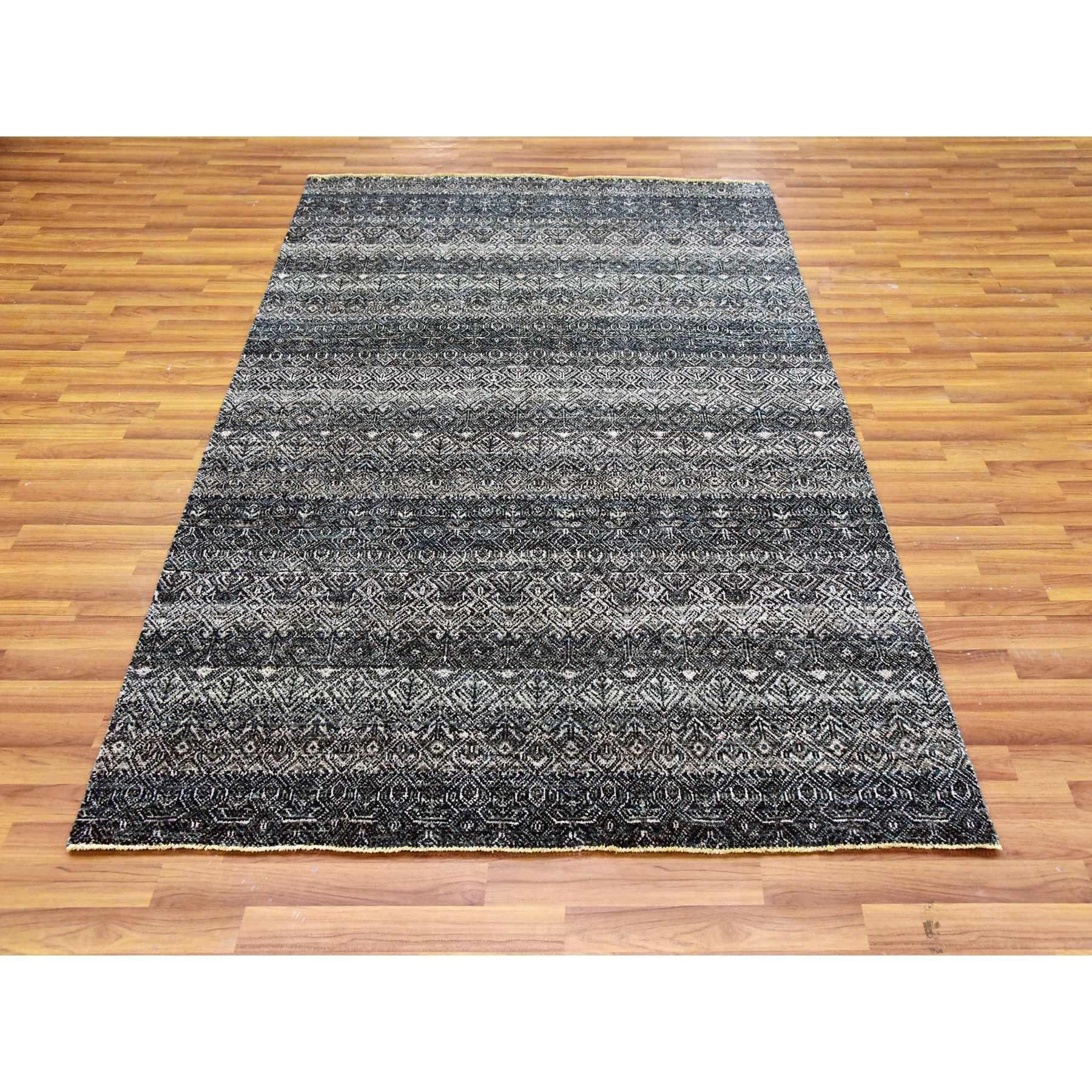 Gris Macchiato Espresso, Anudada a Mano sin Borde, Diseño Repetitivo en Forma de Diamante, Kohinoor Herat, Suave al Tacto, Toda Lana, Alfombra Oriental
Materiales primarios: Lana
Látex: Sin pelo 
altura: 0,25 Pulgadas
Estilo: Transicional
Color