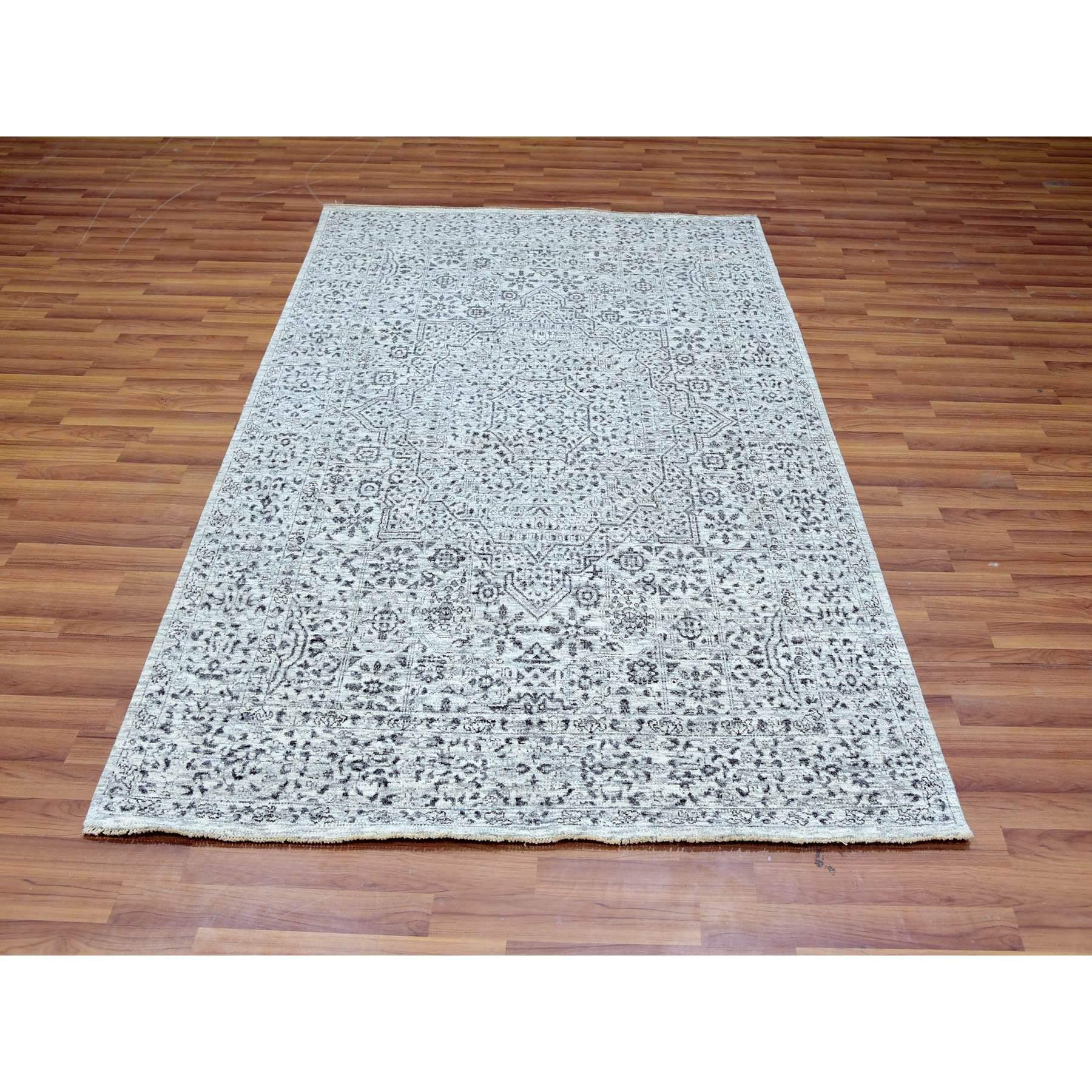 Atrium White, Mamluke Design, ton sur ton, laine luxueuse non teintée, noué à la main, tissage plus dense, tapis d'Orient
Matières premières : Laine
Latex : Pas de poils 
hauteur : 0,25 pouces
Style : Transitionnel
Couleur primaire : Ivoire
Couleurs