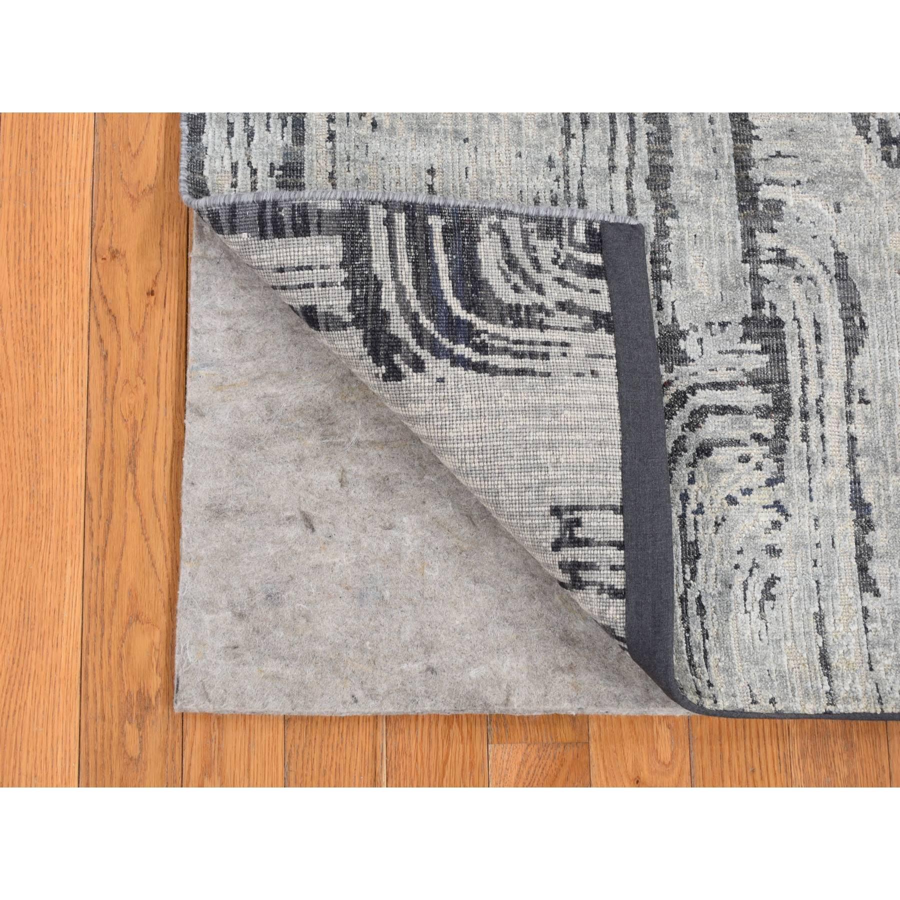 Se trata de una auténtica alfombra anudada a mano de pura seda y lana texturizada. Ha sido anudada durante meses y meses en las centenarias técnicas artesanales del tejido persa por expertos artesanos.
Materiales principales: Lana y seda pura
Látex: