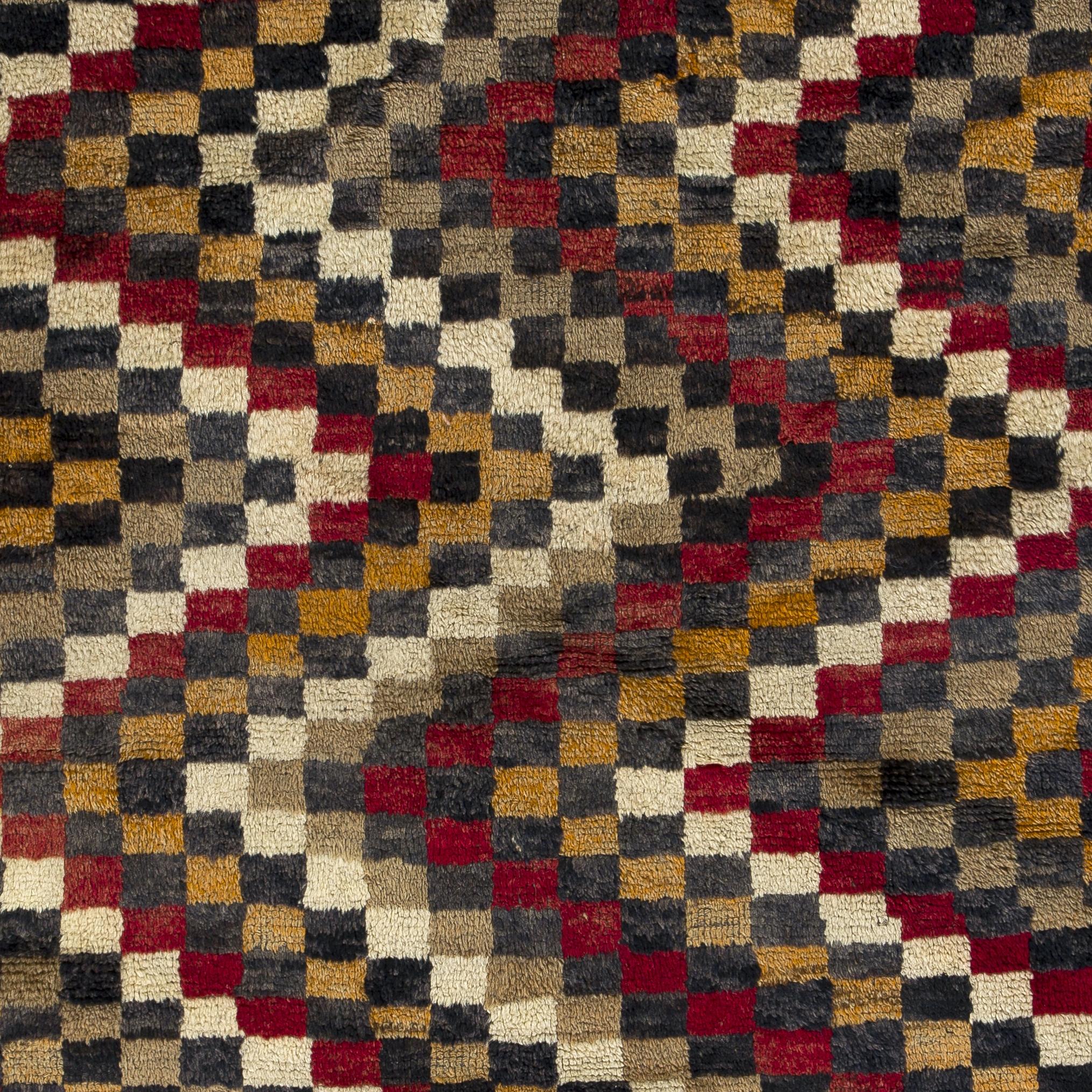 Un tappeto vintage annodato a mano 