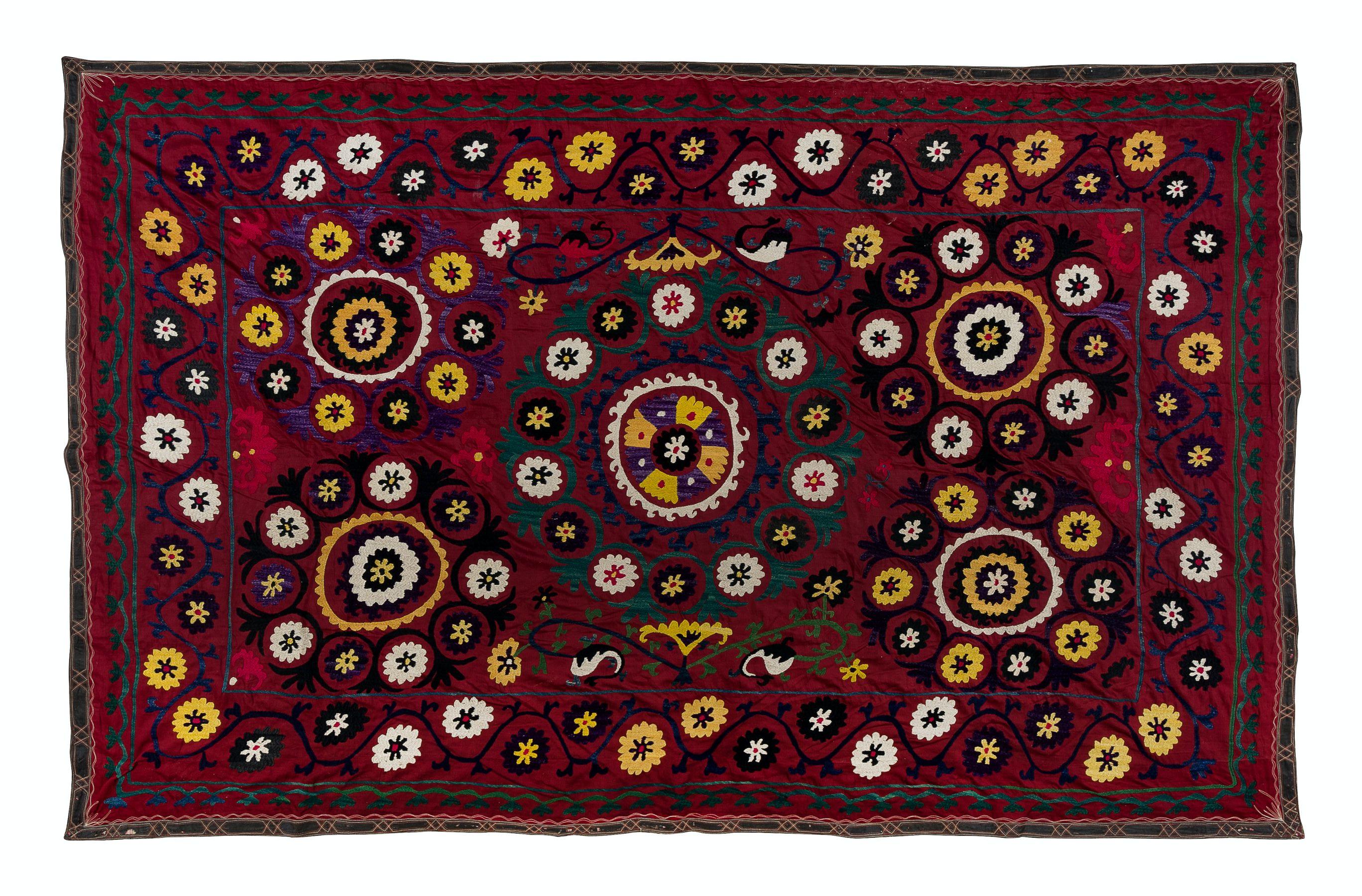 5x7.3 Ft Hand Embroidery Silk Bedspread. Vintage Wall Hanging. Suzani Tablecloth In Good Condition For Sale In Spring Valley, NY