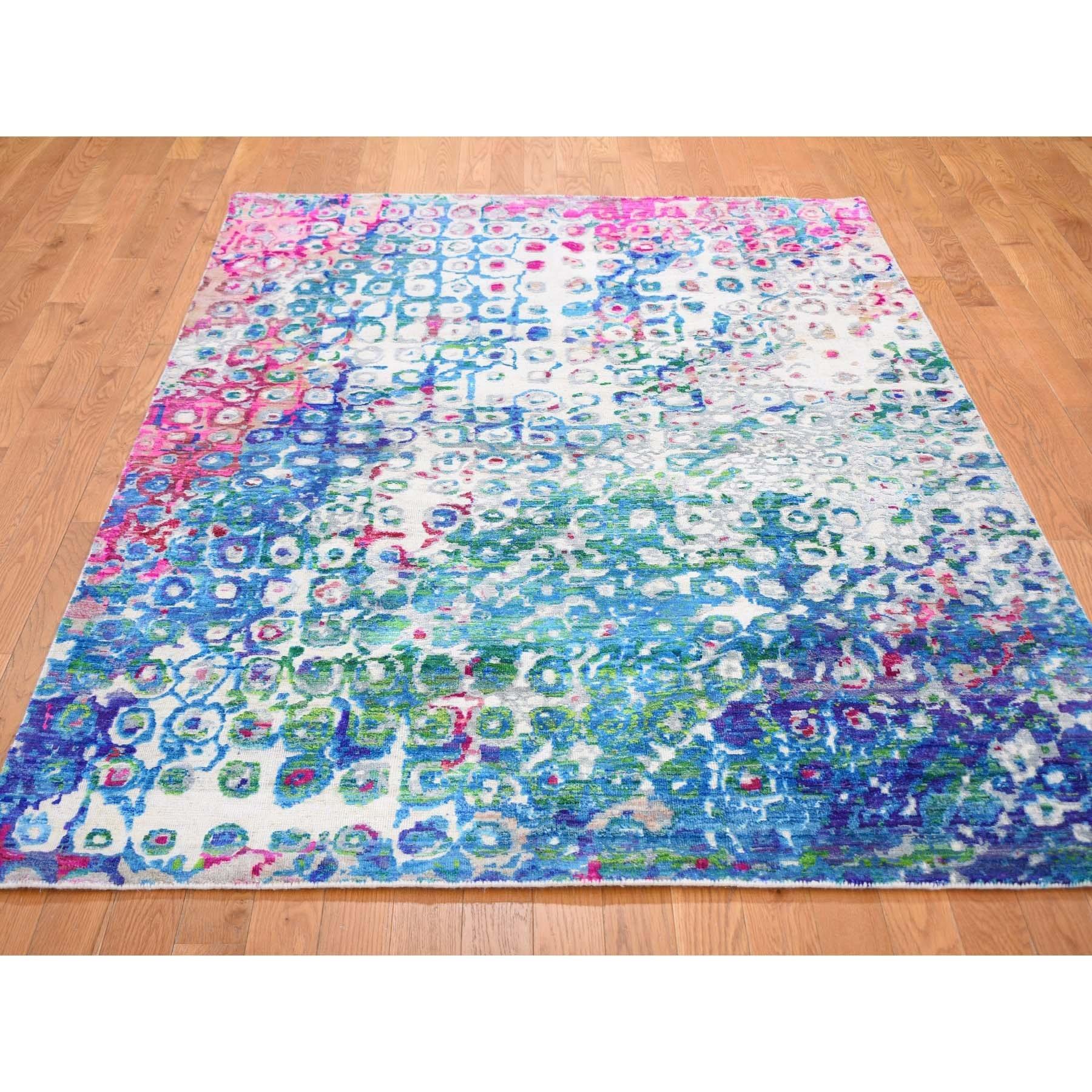 Dies ist ein wirklich echtes Unikat THE PEACOCK, Sari Silk Colorful Hand Knotted Oriental Rug. Es wurde monatelang in der jahrhundertealten persischen Webtechnik von erfahrenen Handwerkern geknüpft.
Primäre MATERIALIEN: Wolle & Sari-Seide
Latex: