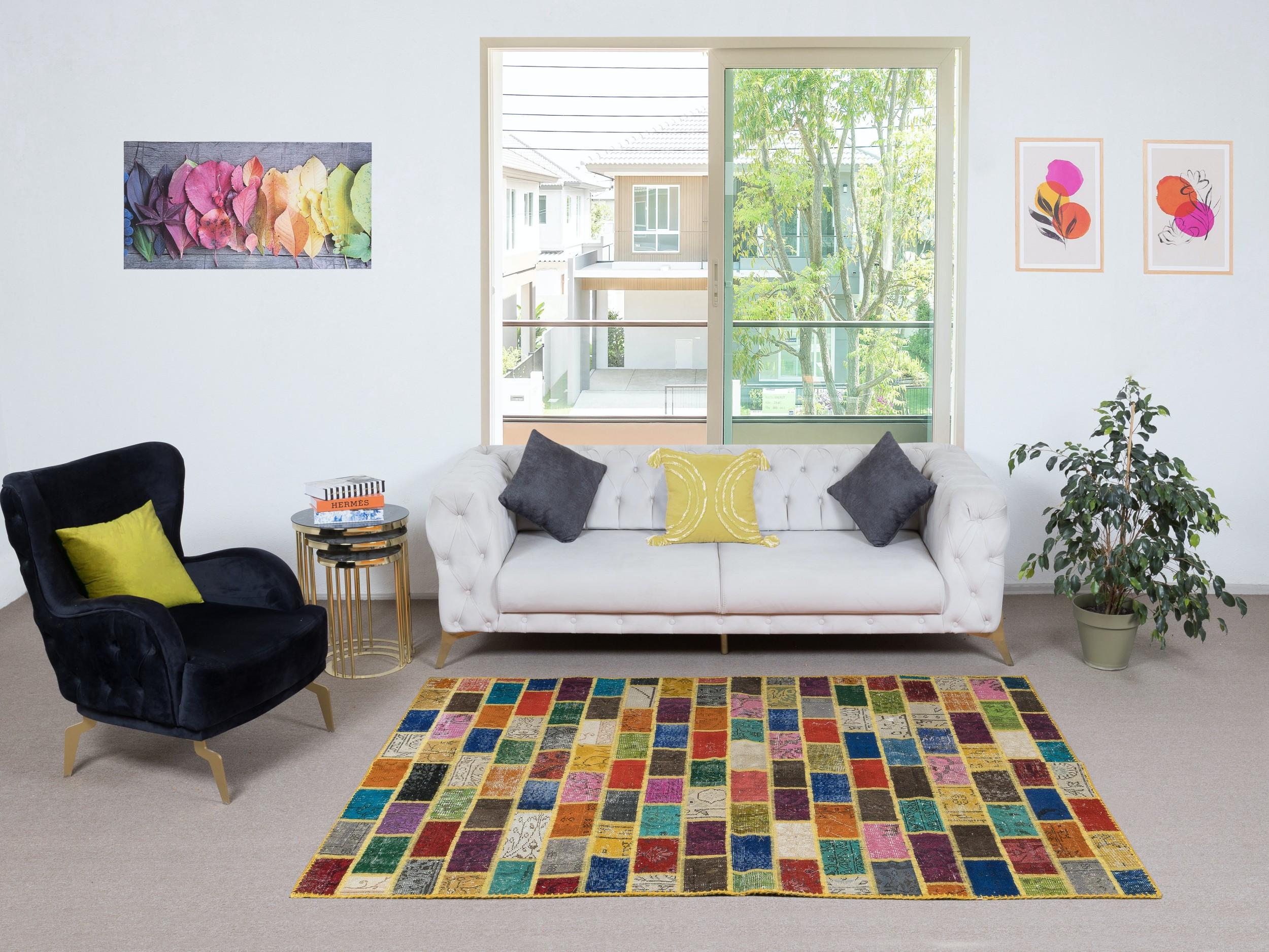 Este anuncio es para una alfombra de patchwork única en su clase, con el diseño y la combinación de colores que elijas, hecha a mano en nuestro taller situado en un antiguo pueblo de Anatolia Central dedicado a la fabricación de alfombras.

¿Qué es