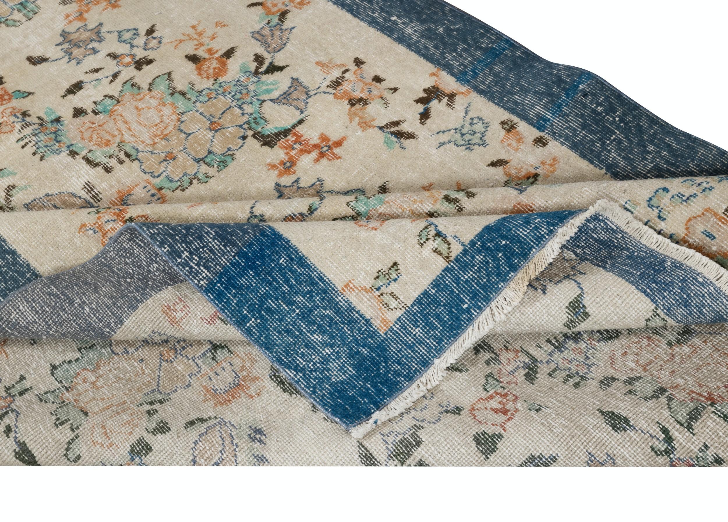 Country 5x7.4 Ft Vintage Hand-Made Beige Rug with Floral Design & Solid Navy Blue Border For Sale