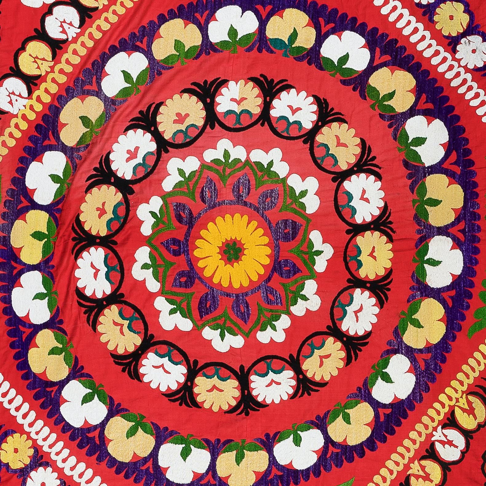 5x7.4 Ft Vintage-Bettspread aus Seide mit Vintage-Seidenstickerei, Usbekistan-Wandbehang, roter Wandteppich (Suzani) im Angebot