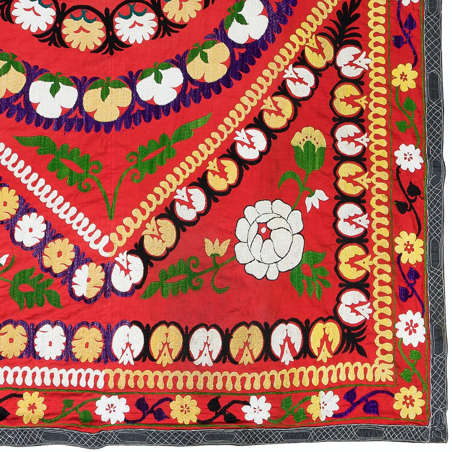 5x7.4 Ft Vintage-Bettspread aus Seide mit Vintage-Seidenstickerei, Usbekistan-Wandbehang, roter Wandteppich (Usbekisch) im Angebot