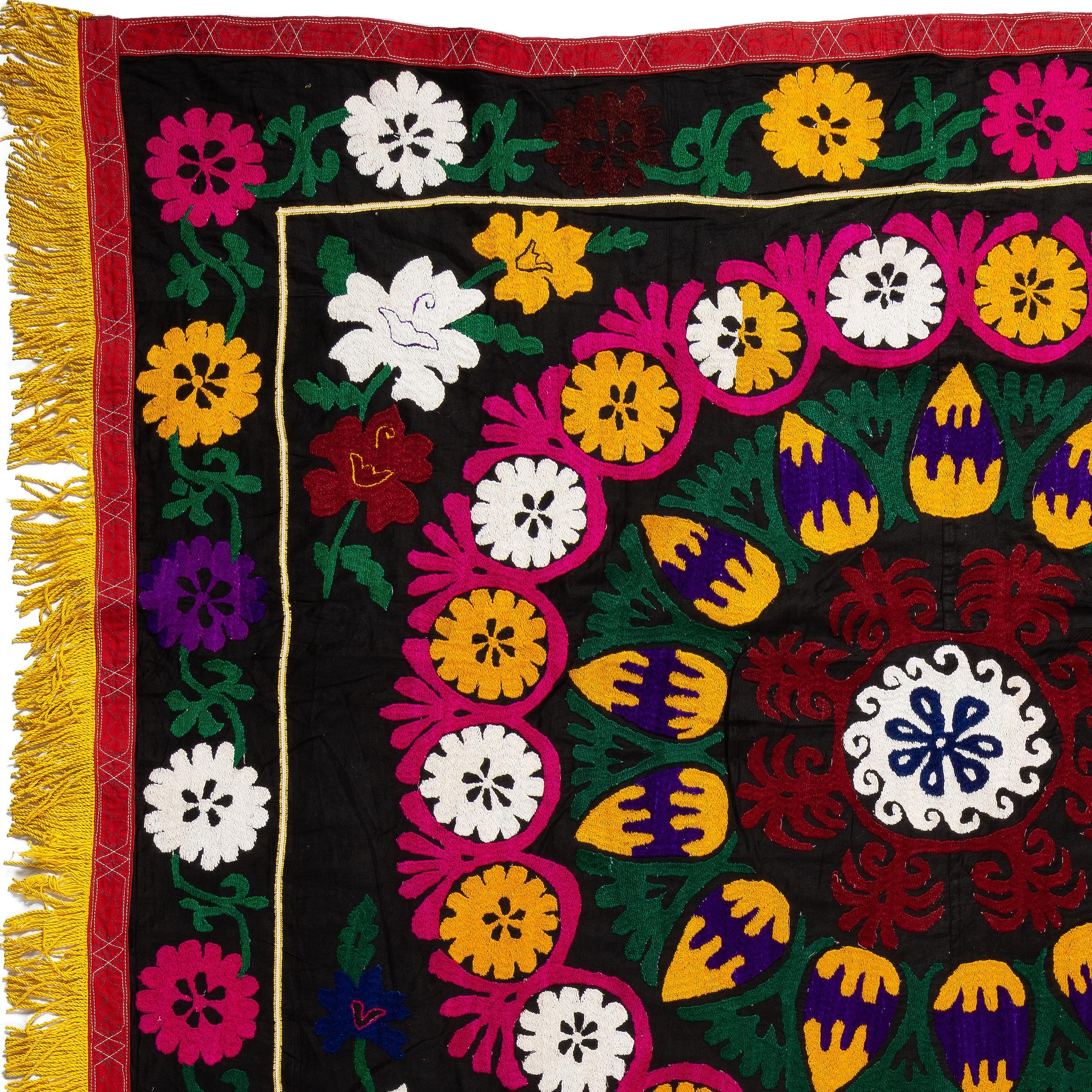 Uzbek 5x7.4 Ft Vintage Suzani Wall Hanging, Embroidered Tablecloth, Handmade Bedspread For Sale