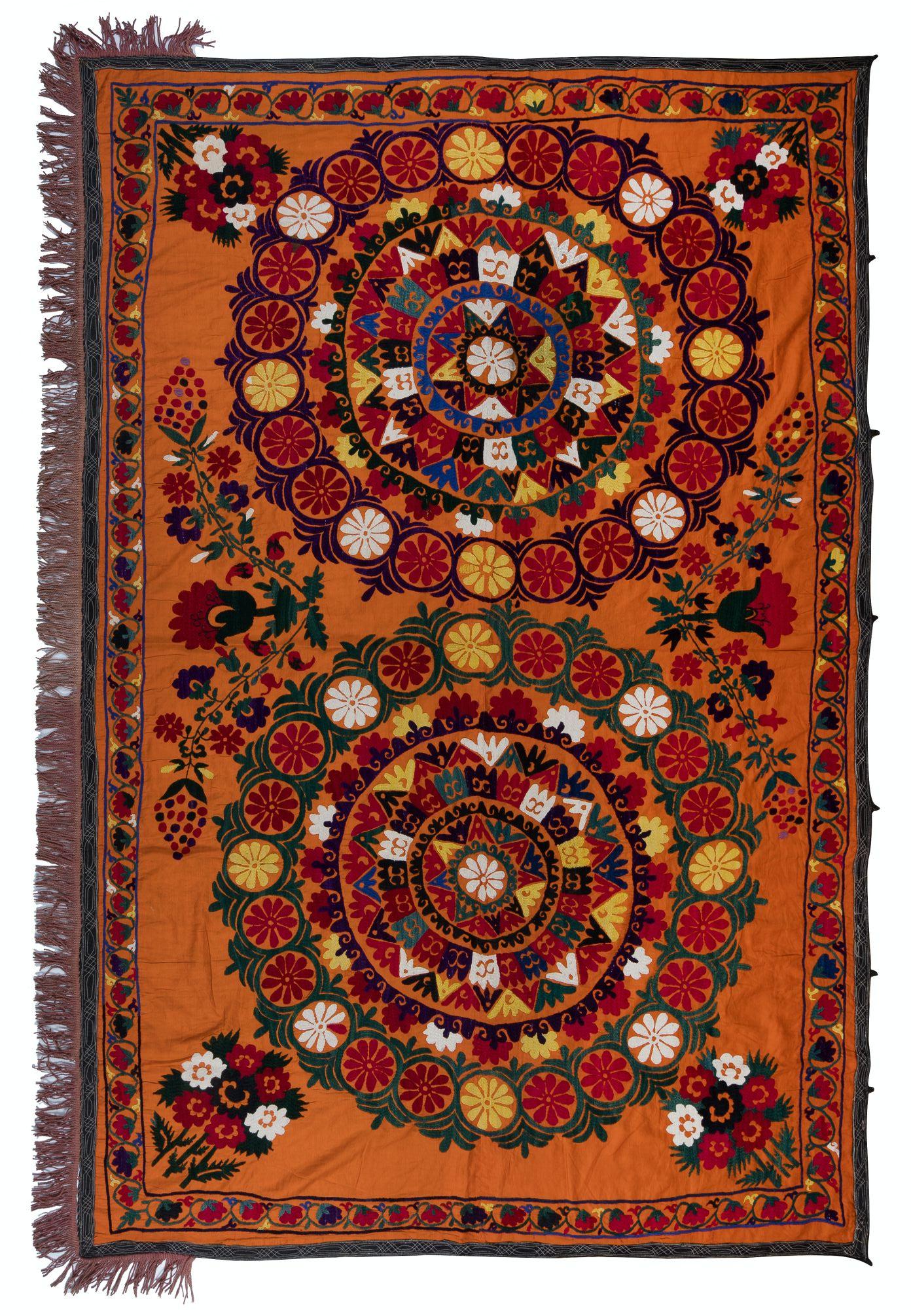 5x7,5 ft Vintage Handgefertigter orangefarbener Seiden-Wandbehang aus Seide, voll besticktes Bettetikett (Usbekisch) im Angebot