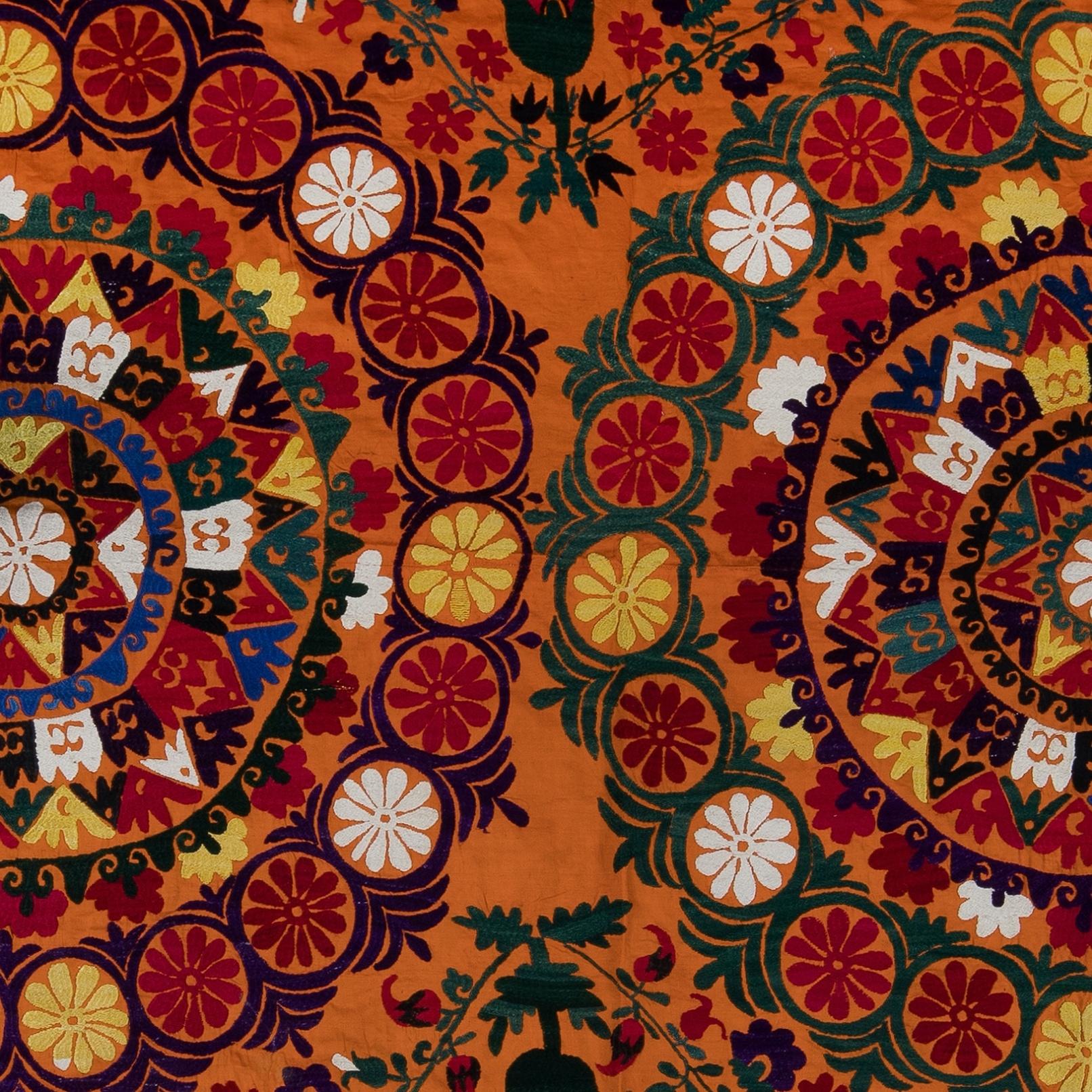 5x7,5 ft Vintage Handgefertigter orangefarbener Seiden-Wandbehang aus Seide, voll besticktes Bettetikett (Bestickt) im Angebot