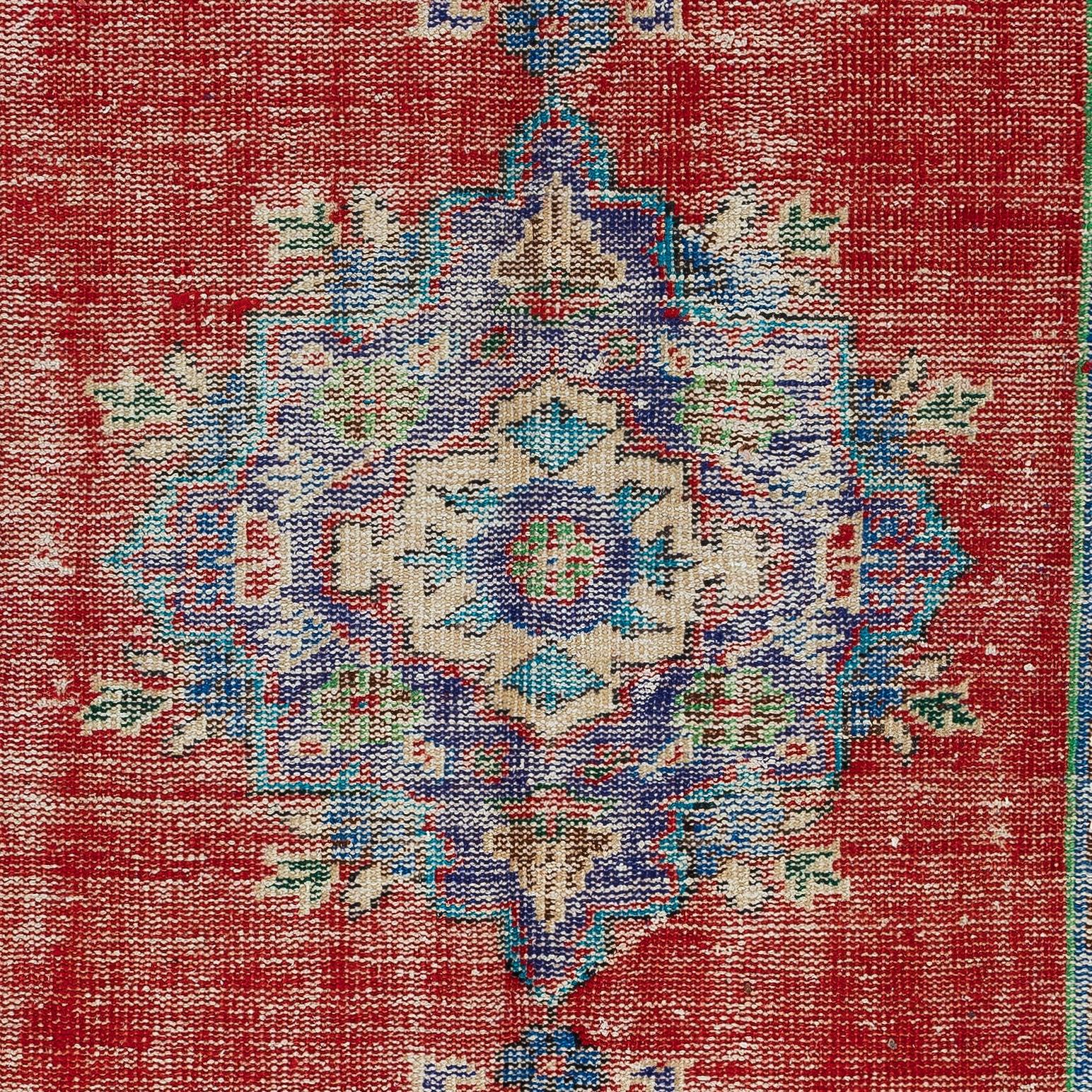 5x7.6 Ft Traditional Vintage Handmade Turkish Area Rug with Medallion Design In Good Condition For Sale In Philadelphia, PA
