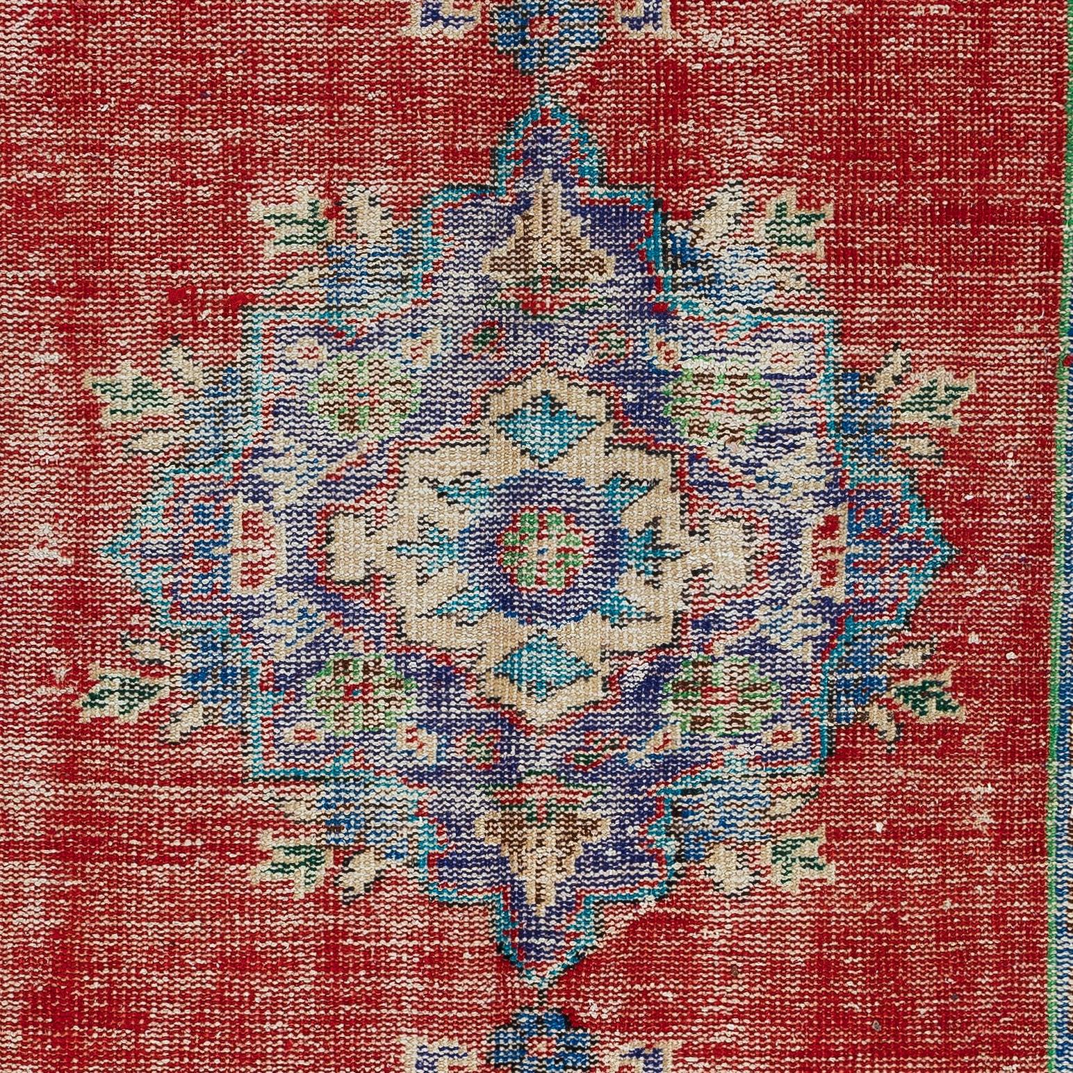 5x7.6 Ft Traditional Vintage Handmade Turkish Area Rug with Medallion Design In Good Condition For Sale In Spring Valley, NY