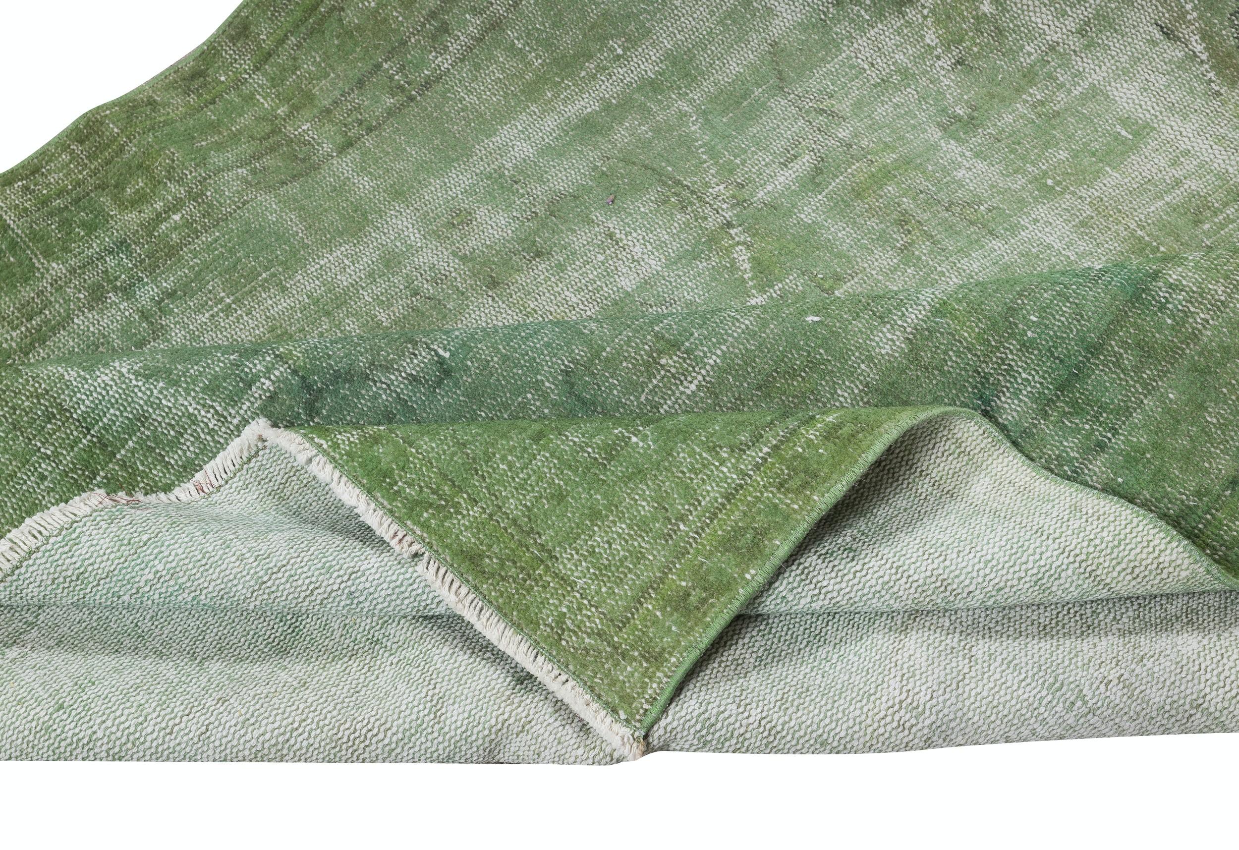 Moderne 5x7.7 Ft Modern Handmade Wool Area Rug Overdyed in Green, Distressed Turkish Rug (tapis turc en détresse) en vente