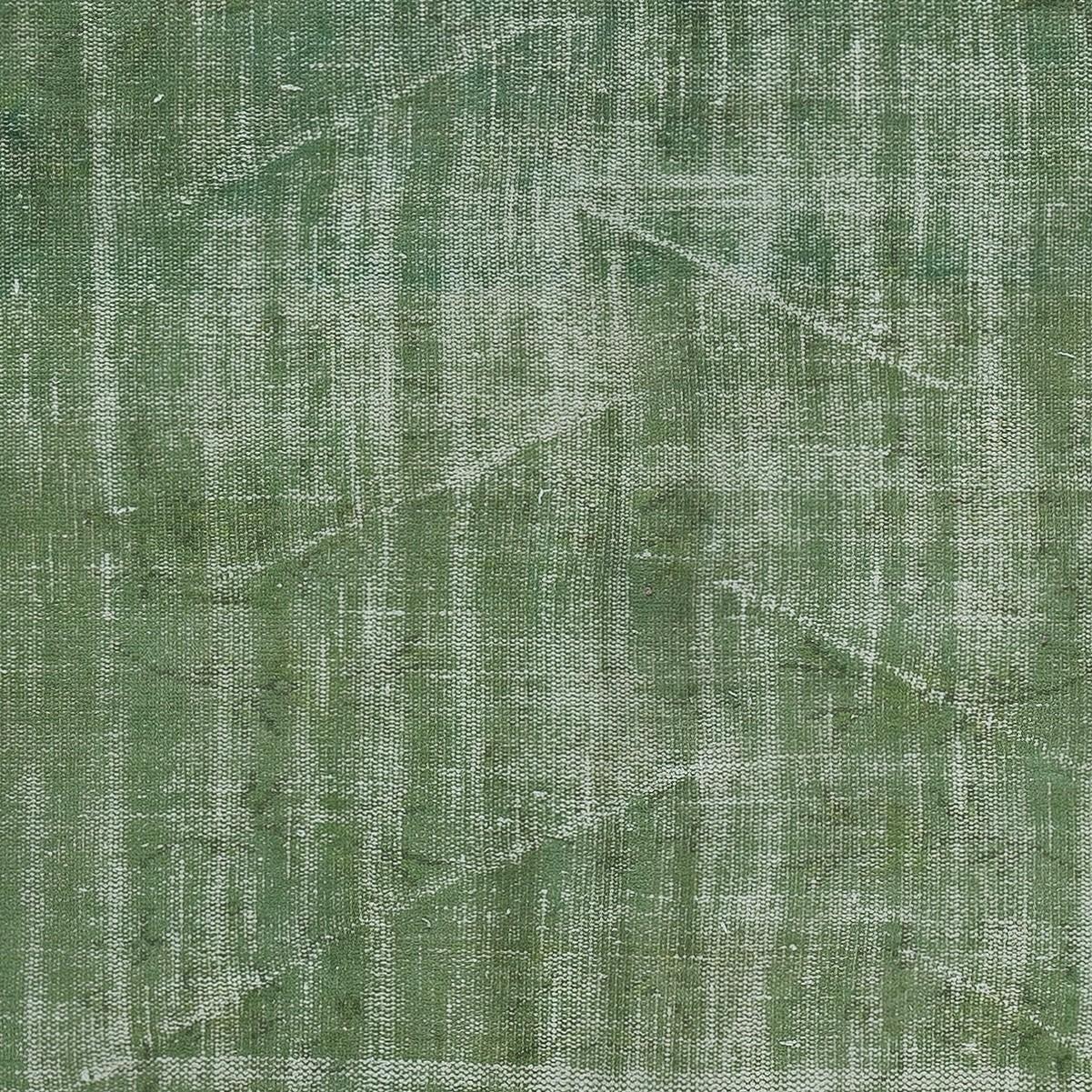 Noué à la main 5x7.7 Ft Modern Handmade Wool Area Rug Overdyed in Green, Distressed Turkish Rug (tapis turc en détresse) en vente