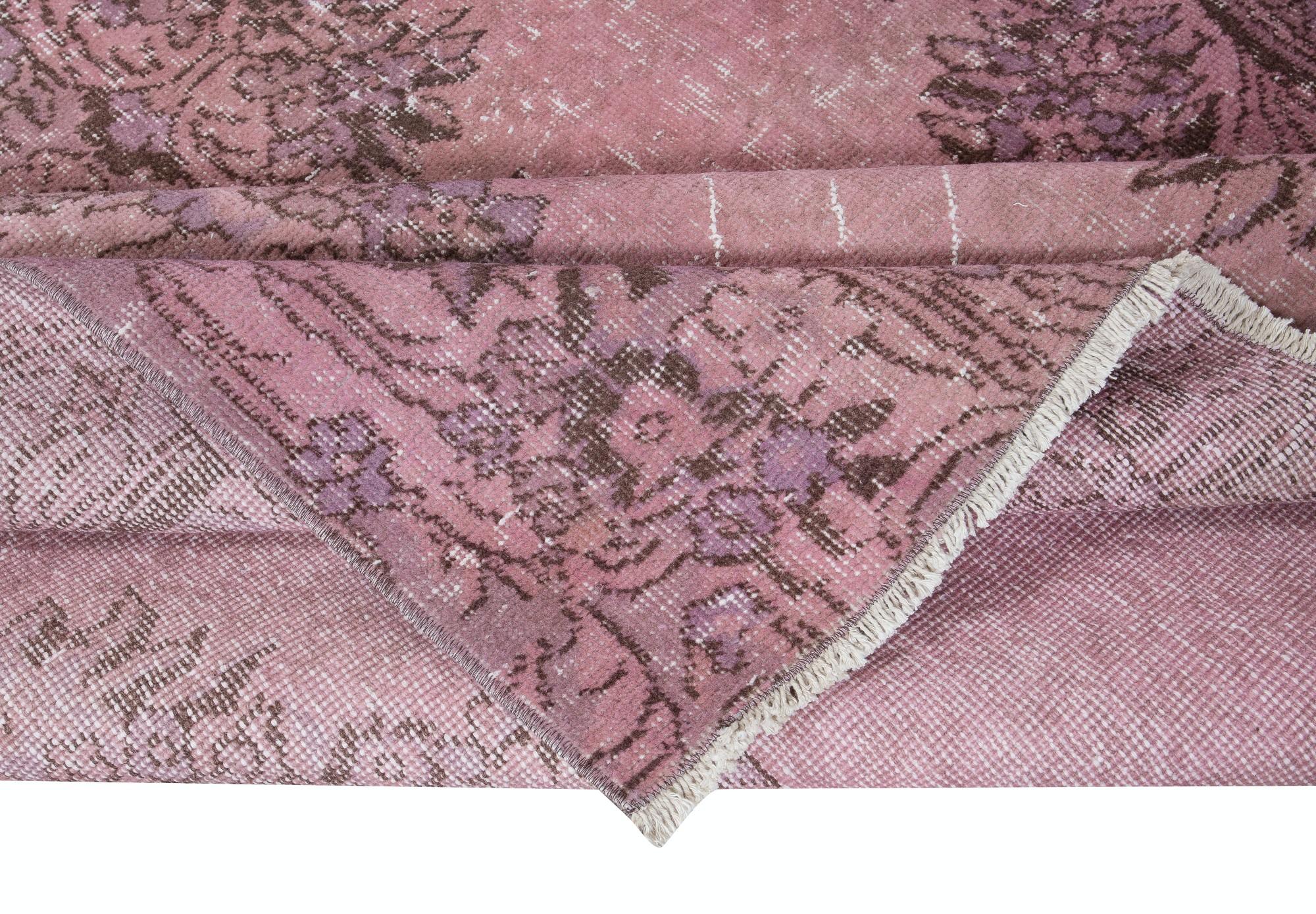 Handgefertigter Teppich in Weichrosa, 5x7.7 Ft, Raumgröße, moderner türkischer Wollteppich (Türkisch) im Angebot