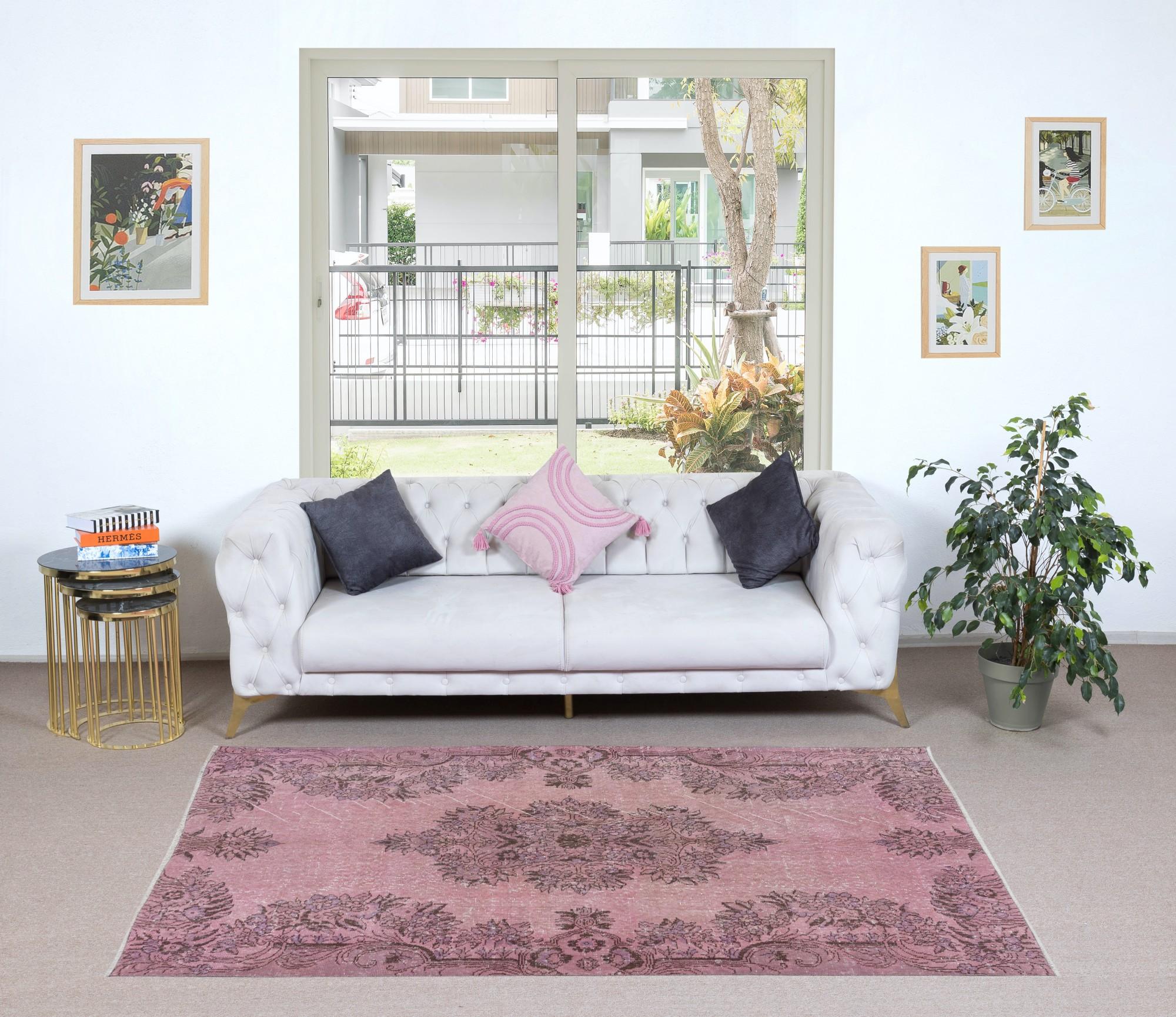 Handgefertigter Teppich in Weichrosa, 5x7.7 Ft, Raumgröße, moderner türkischer Wollteppich (Handgeknüpft) im Angebot