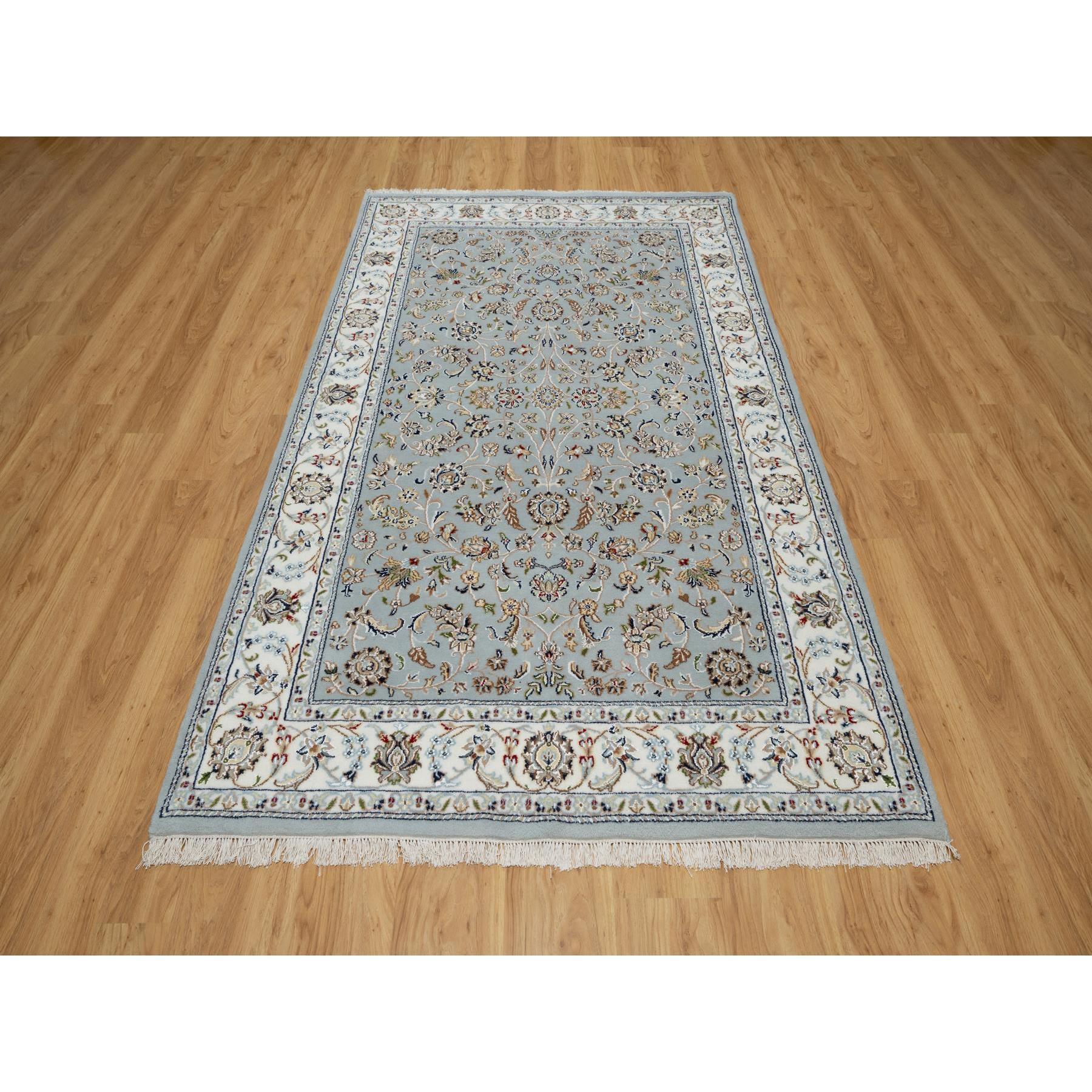 Tappeto orientale Beau Blue, Lana e seta, Nain con disegno floreale, 250 KPSI, Annodato a mano, Tappeto orientale
Materiali primari: Lana e seta
Lattice: No Pile 
altezza: 0,25 pollici
Stile: Tradizionale
Colore primario: Blu
Colori secondari: