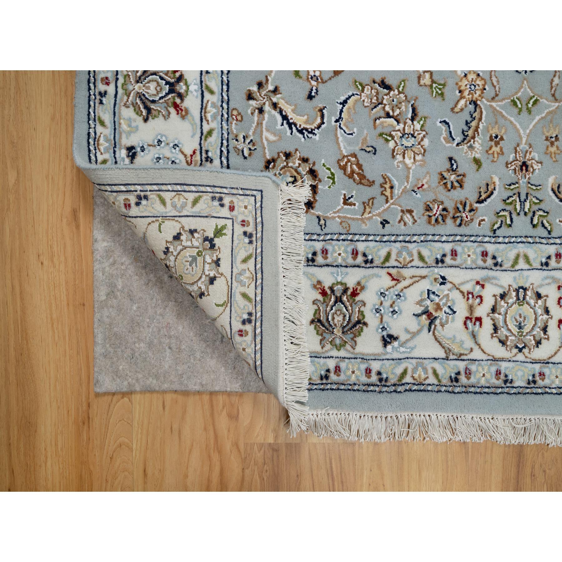 Medievale 5'x8' Beau Tappeto blu in lana e seta Nain con design floreale annodato a mano in vendita