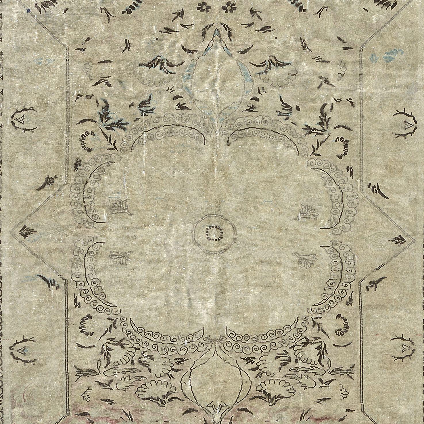 5x8 Ft Bauernhaus-Dekor Vintage Handgefertigter Vintage-Teppich in Beige, sonnenverblasener Anatolischer Teppich (Handgeknüpft) im Angebot