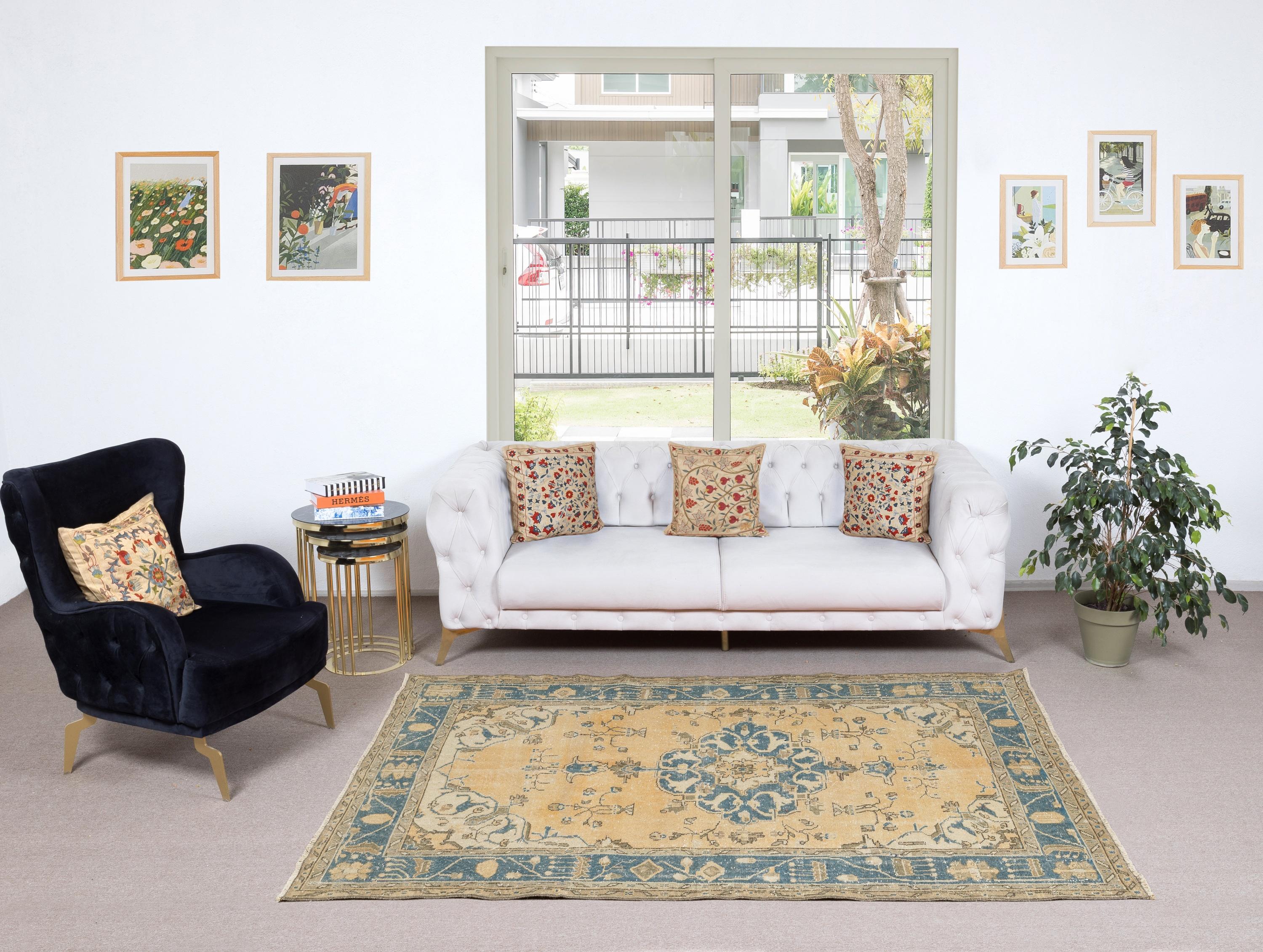 I nostri tappeti vintage sbiaditi dal sole sono tutti pezzi unici, annodati a mano e con 50-70 anni di storia. Ogni tappeto riflette la tradizione secolare della tessitura turca, mostrando un carattere unico fatto a mano e una bellezza senza