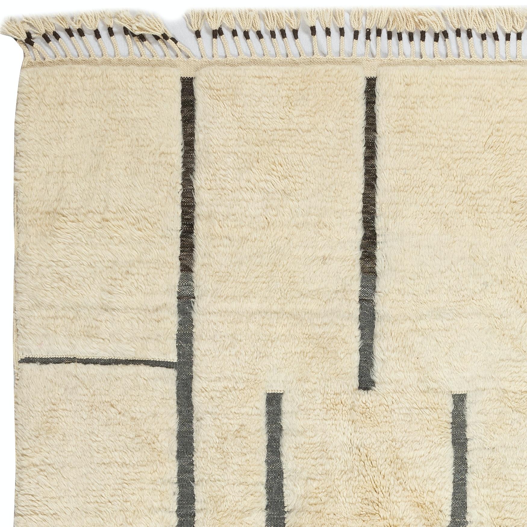 5x8 Ft Hand-knotted Moroccan Style Tulu Rug with Fringe. All Wool. Modern Carpet im Zustand „Neu“ im Angebot in Spring Valley, NY