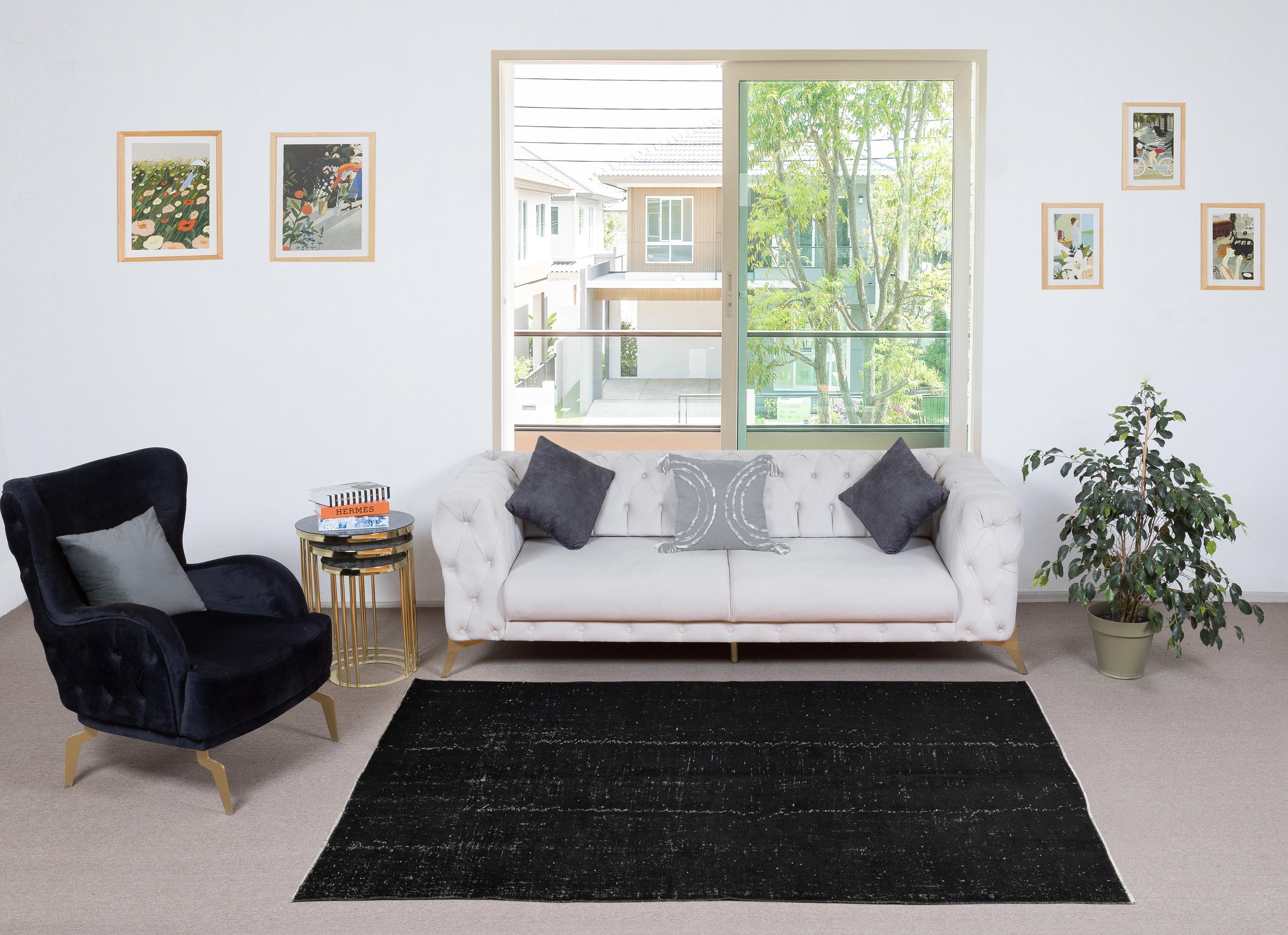 Unsere gefärbten Teppiche sind allesamt handgeknüpfte türkische Vintage-Teppiche, die in unserer Werkstatt sorgfältig restauriert und neu gestaltet wurden, damit sie zu einer breiten Palette von Einrichtungsstilen passen - von modern und