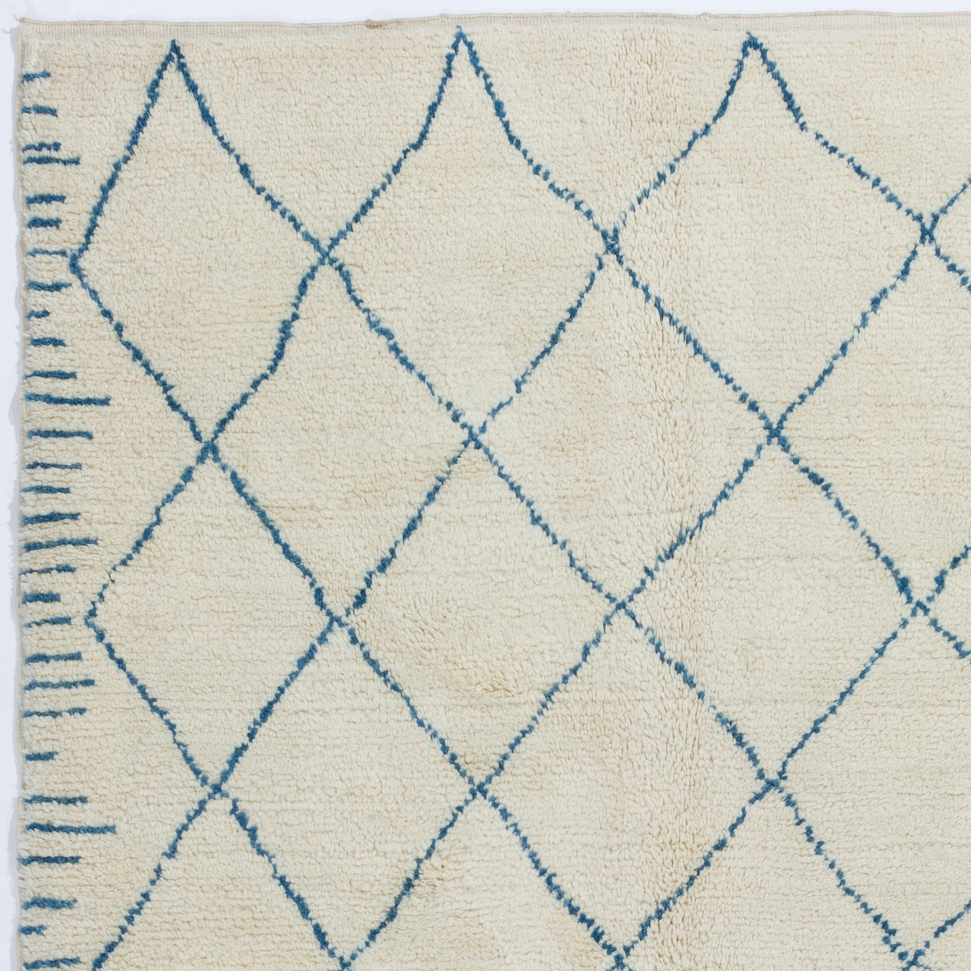 Alfombra Marroquí en Colores Marfil y Azul. 100% Lana. Opciones personalizadas disponibles Siglo XXI y contemporáneo en venta