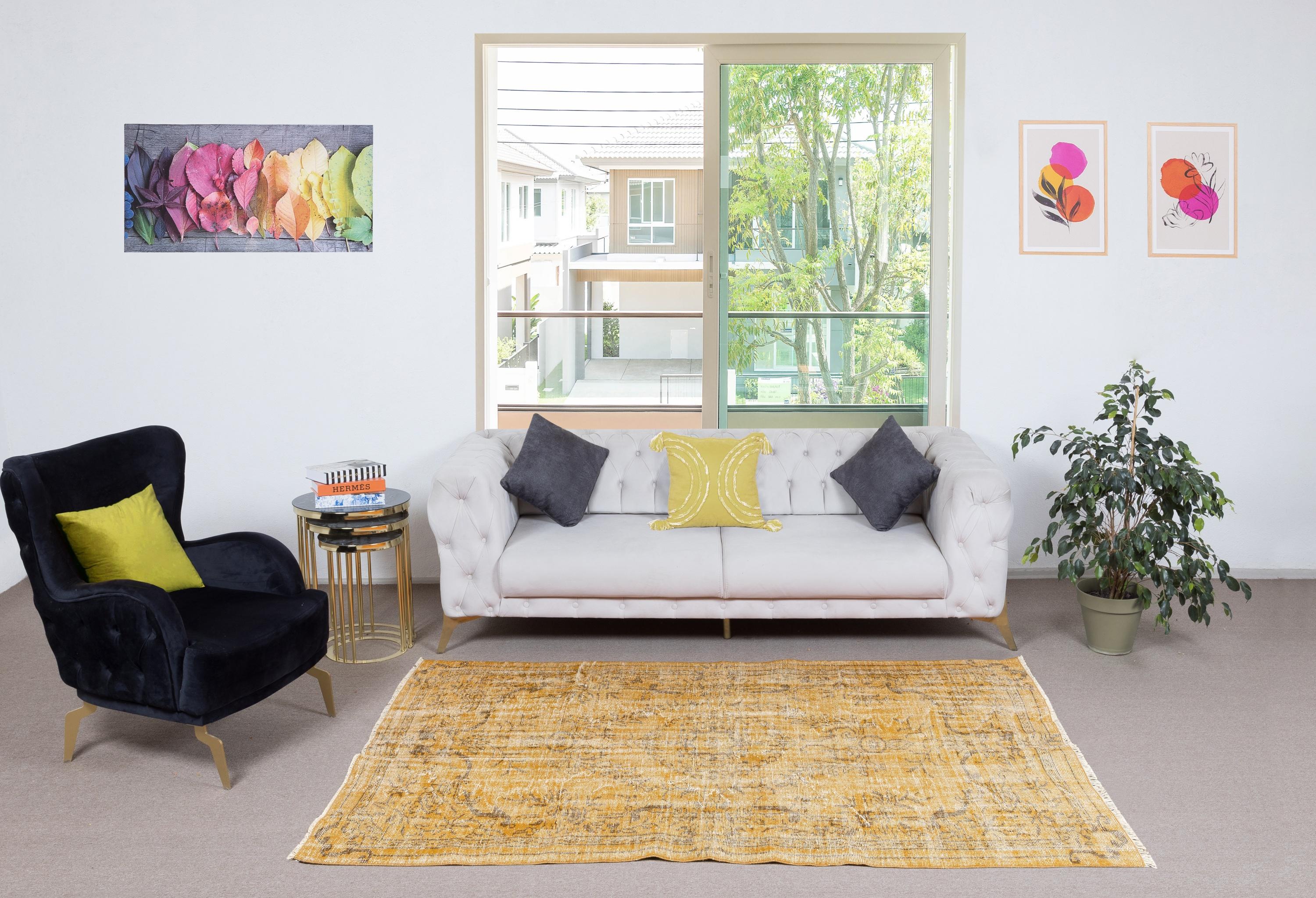 Unsere gefärbten Teppiche sind allesamt handgeknüpfte türkische Vintage-Teppiche, die in unserer Werkstatt sorgfältig restauriert und neu gestaltet wurden, damit sie zu einer breiten Palette von Einrichtungsstilen passen - von modern und