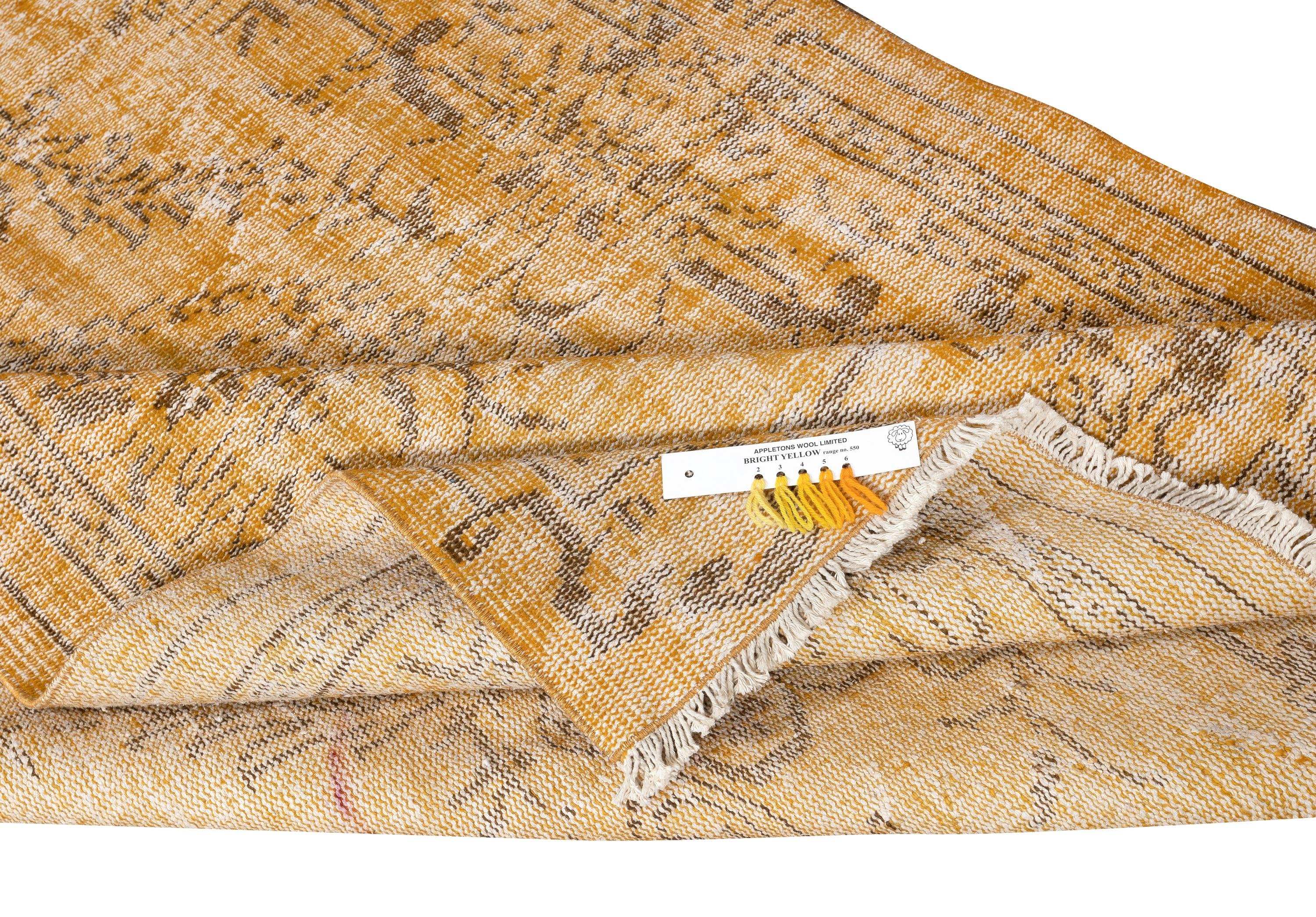 5x8 Ft Overdyed Gelber Wollteppich. Handgefertigter türkischer Vintage-Teppich für das Wohnzimmer (Moderne) im Angebot