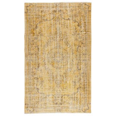 5 x 8 pieds Tapis de laine surteint jaune. Tapis vintage turc fait main pour le salon