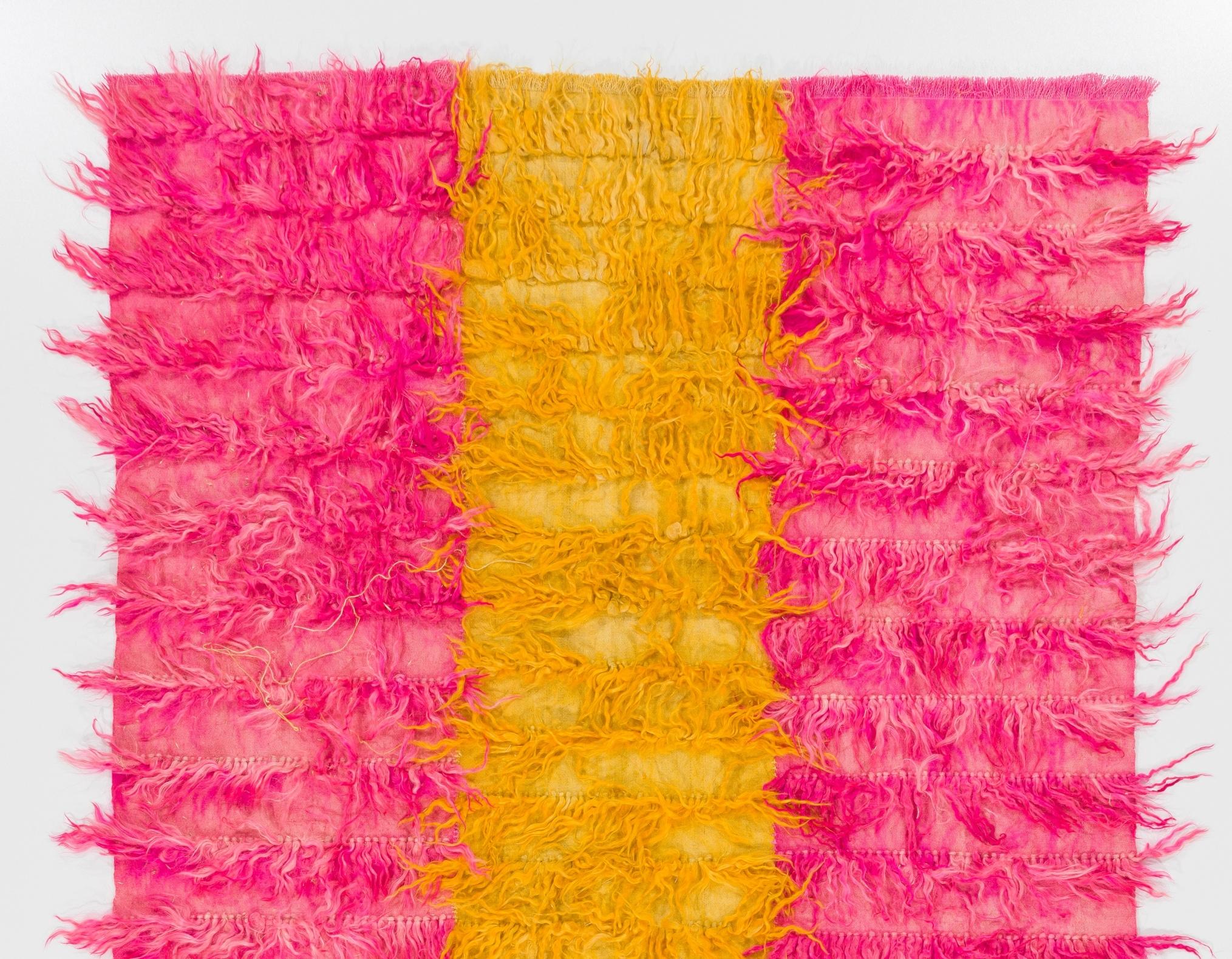 5x8 Ft Shag Pile Mohair „Tulu“ Teppich in heißen rosa und gelben Farben, Samtwolle (Moderne) im Angebot