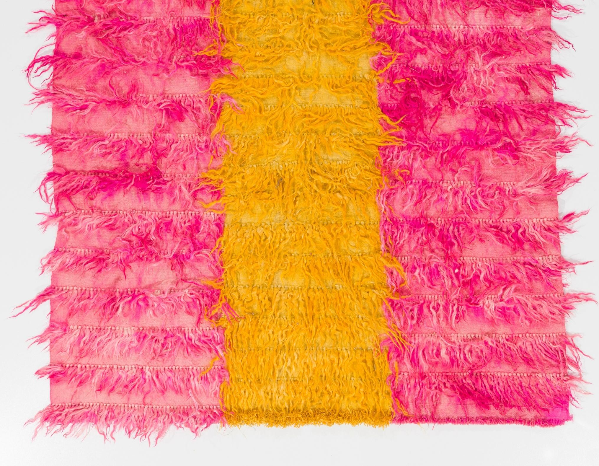 5x8 Ft Shag Pile Mohair „Tulu“ Teppich in heißen rosa und gelben Farben, Samtwolle (Türkisch) im Angebot