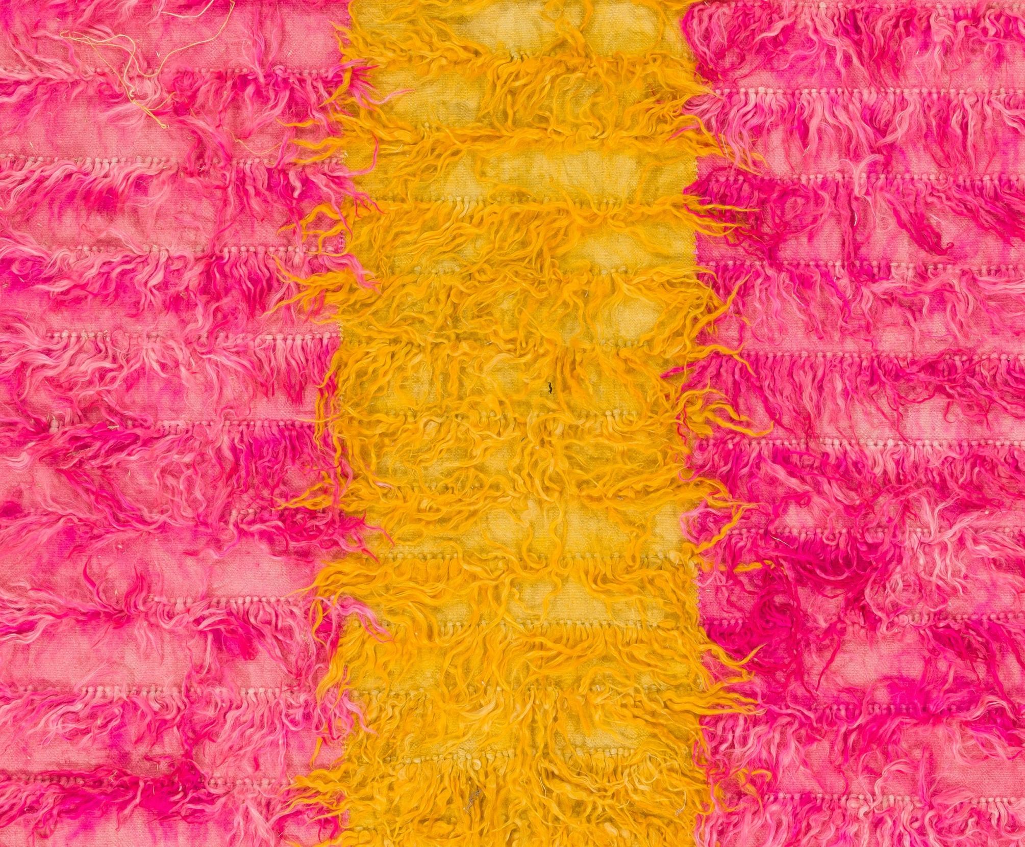 5x8 Ft Shag Pile Mohair „Tulu“ Teppich in heißen rosa und gelben Farben, Samtwolle (Handgeknüpft) im Angebot