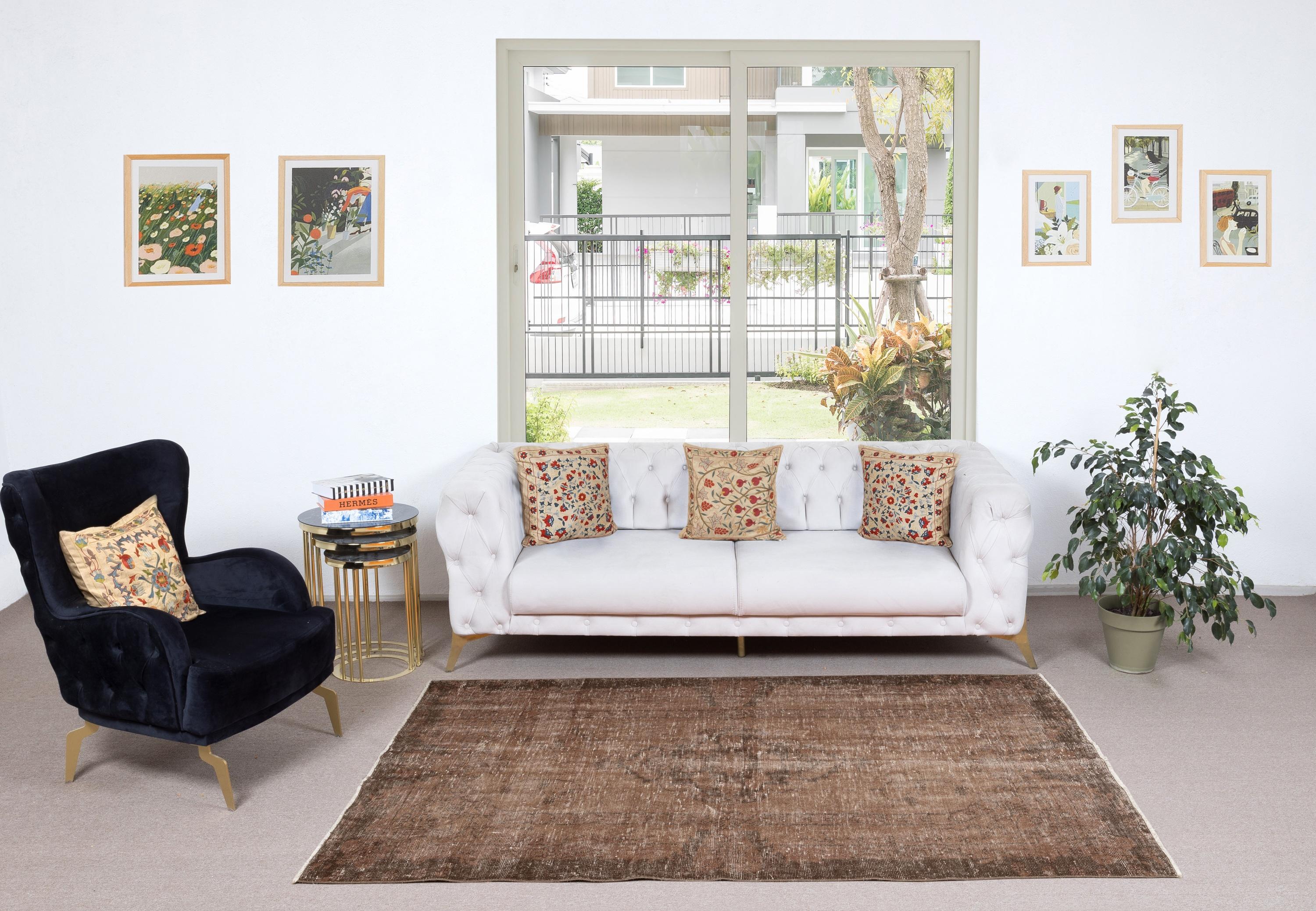 Unsere gefärbten Teppiche sind allesamt handgeknüpfte türkische Vintage-Teppiche, die in unserer Werkstatt sorgfältig restauriert und neu gestaltet wurden, damit sie zu einer breiten Palette von Einrichtungsstilen passen - von modern und