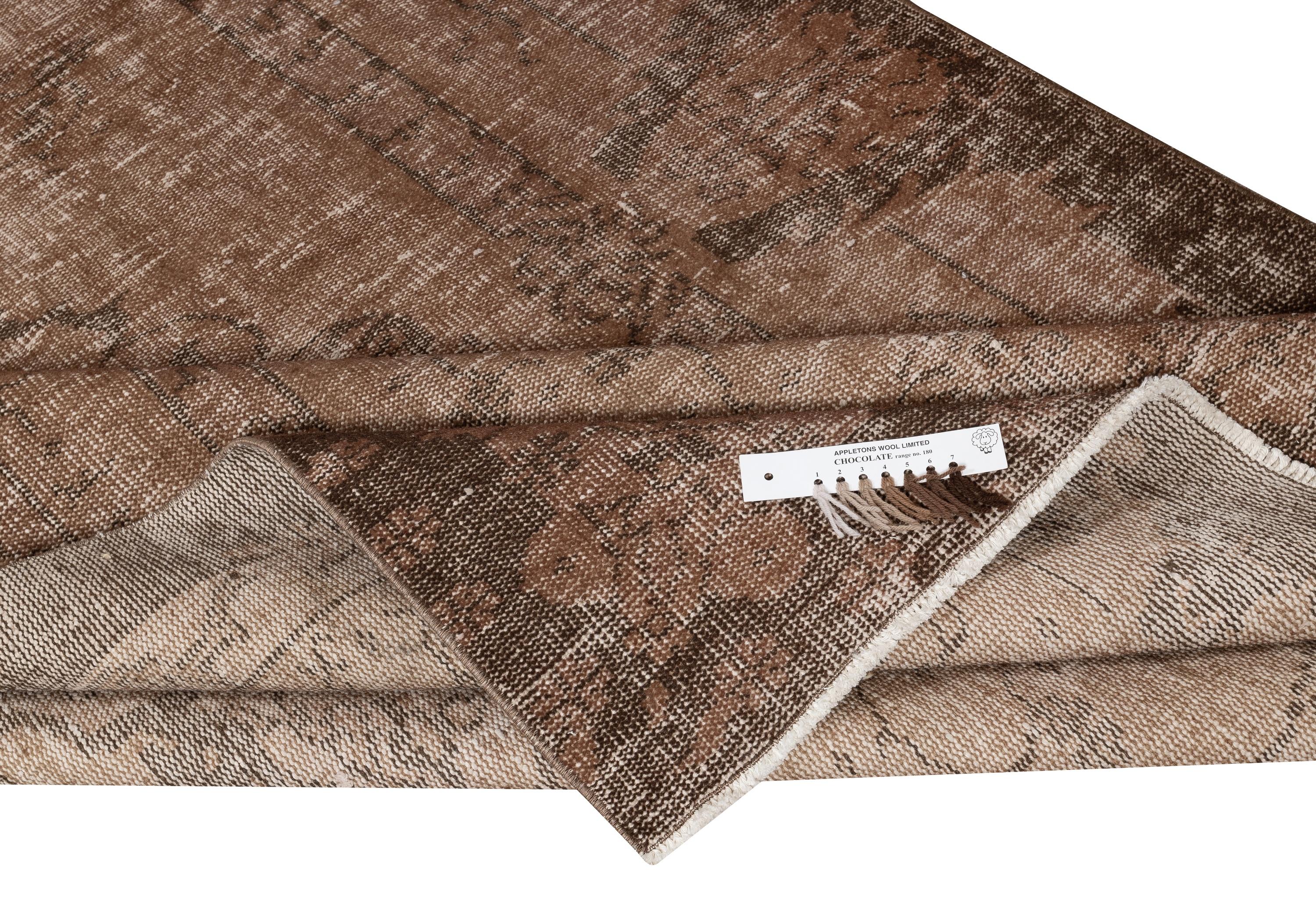 5x8 Ft Vintage Brown Wool Area Rug. Handgefertigter türkischer Teppich für A-Spaces (Moderne) im Angebot