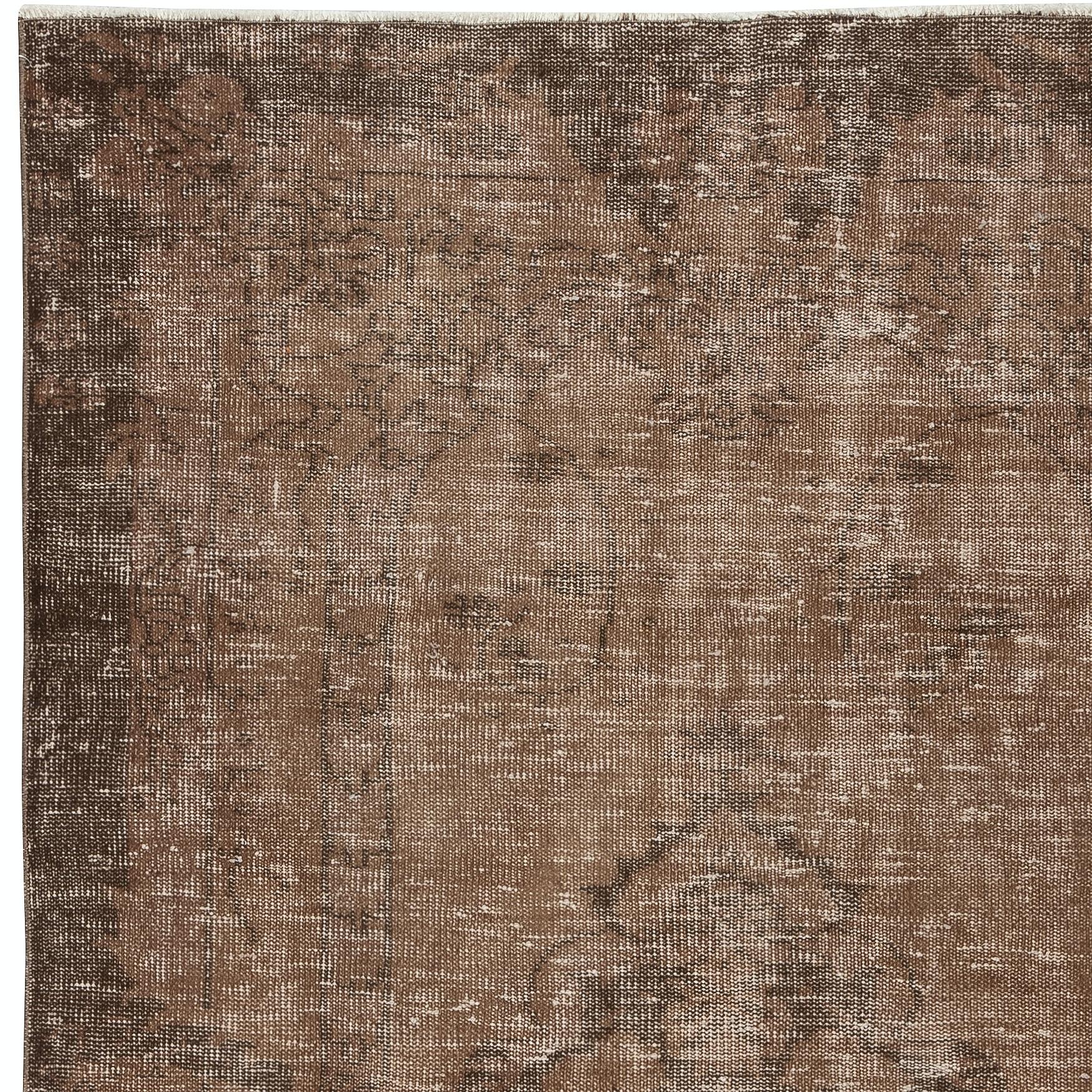 5x8 Ft Vintage Brown Wool Area Rug. Handgefertigter türkischer Teppich für A-Spaces (Handgeknüpft) im Angebot