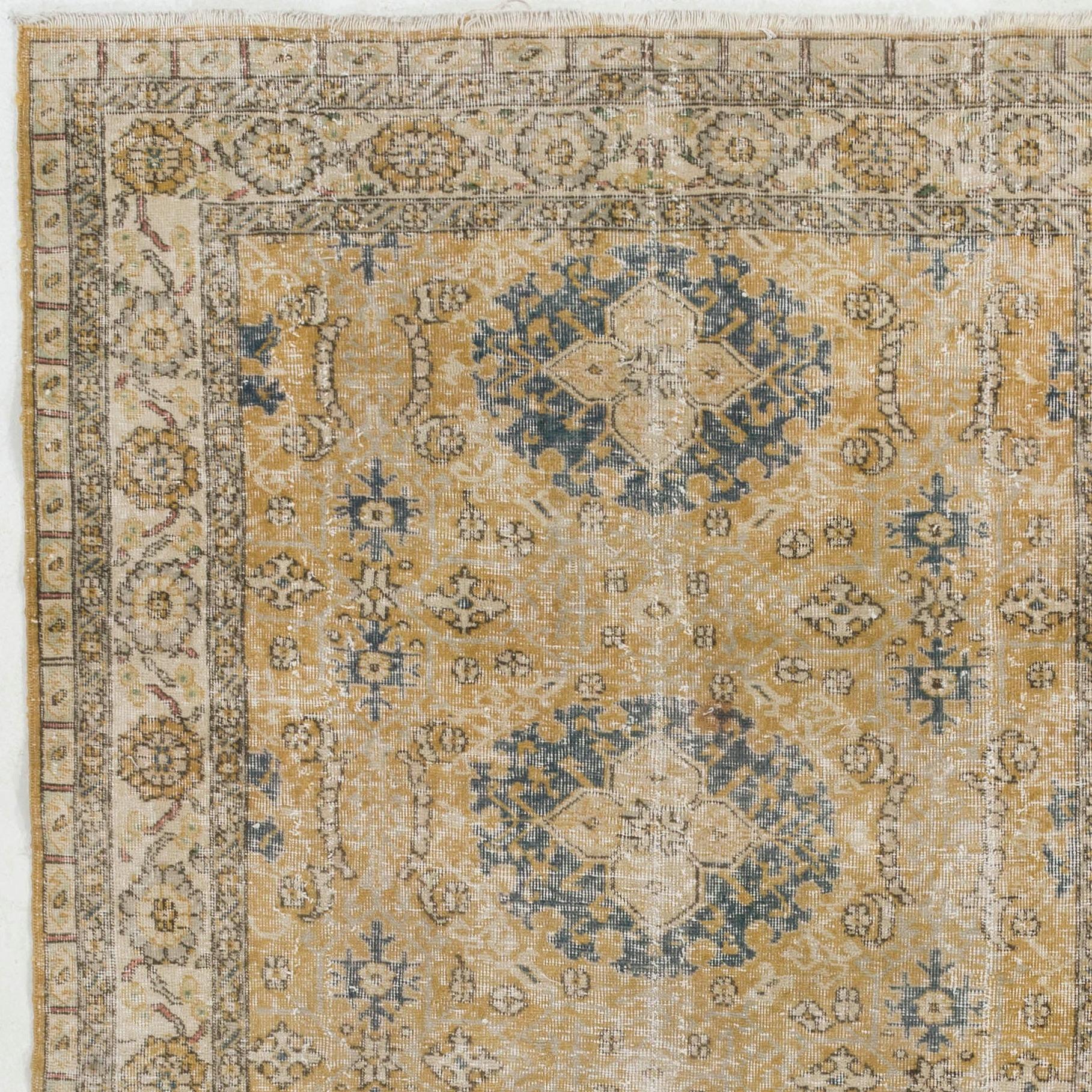 Nos tapis délavés par le soleil sont tous des pièces uniques, nouées à la main, datant de 50 à 70 ans. Chacun d'entre eux présente une esthétique artisanale unique, issue des traditions séculaires de tissage de tapis turcs. Ces tapis sont