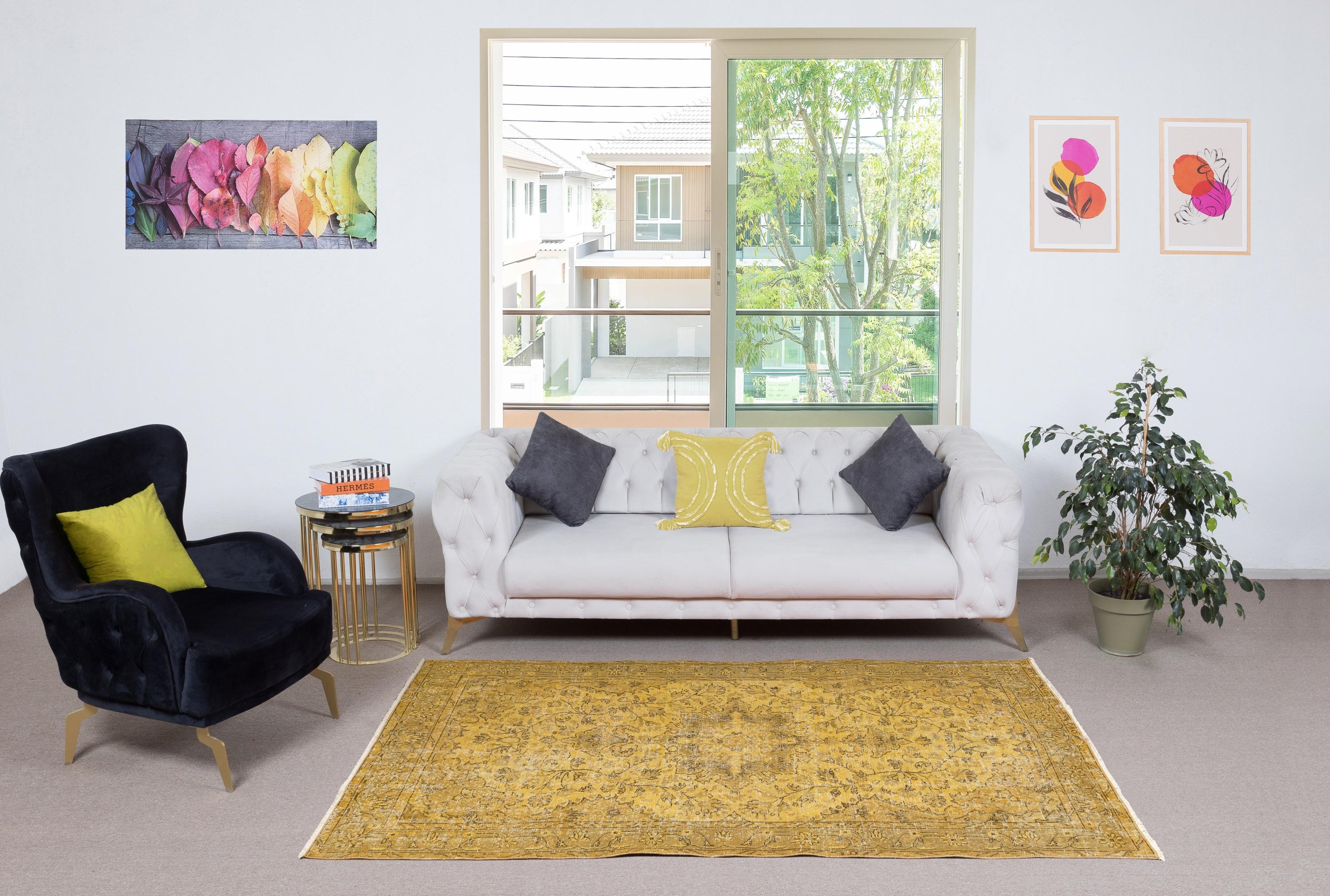 Unsere gefärbten Teppiche sind allesamt handgeknüpfte türkische Vintage-Teppiche, die in unserer Werkstatt sorgfältig restauriert und neu gestaltet wurden, damit sie zu einer breiten Palette von Einrichtungsstilen passen - von modern und