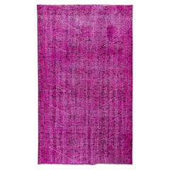 Handgefertigter türkischer Over-Dyed-Teppich im Vintage-Stil in rosa Farbe mit Blumenmuster