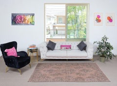 Alfombra turca vintage de 5x8 pies teñida de rosa para interiores contemporáneos