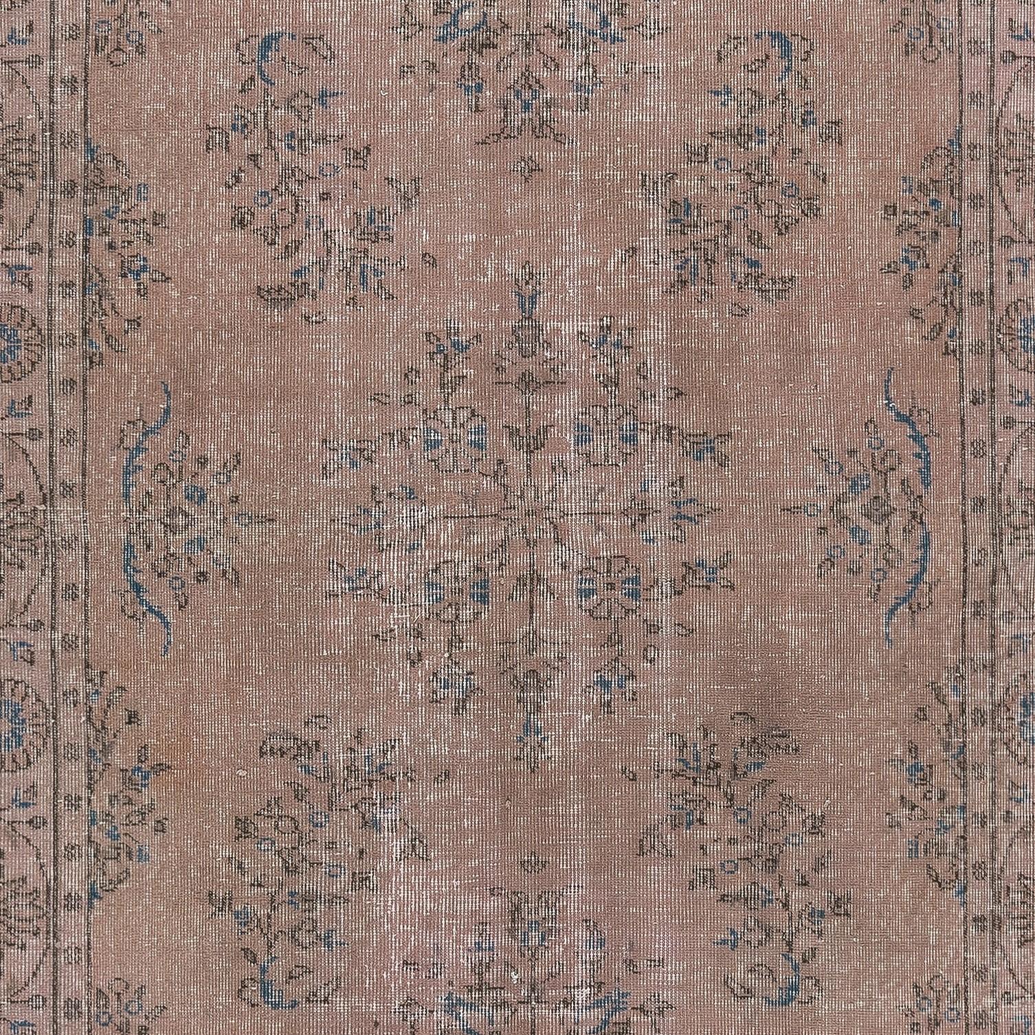 Alfombra turca vintage de 5x8 pies teñida de rosa para interiores contemporáneos Anudado a mano en venta
