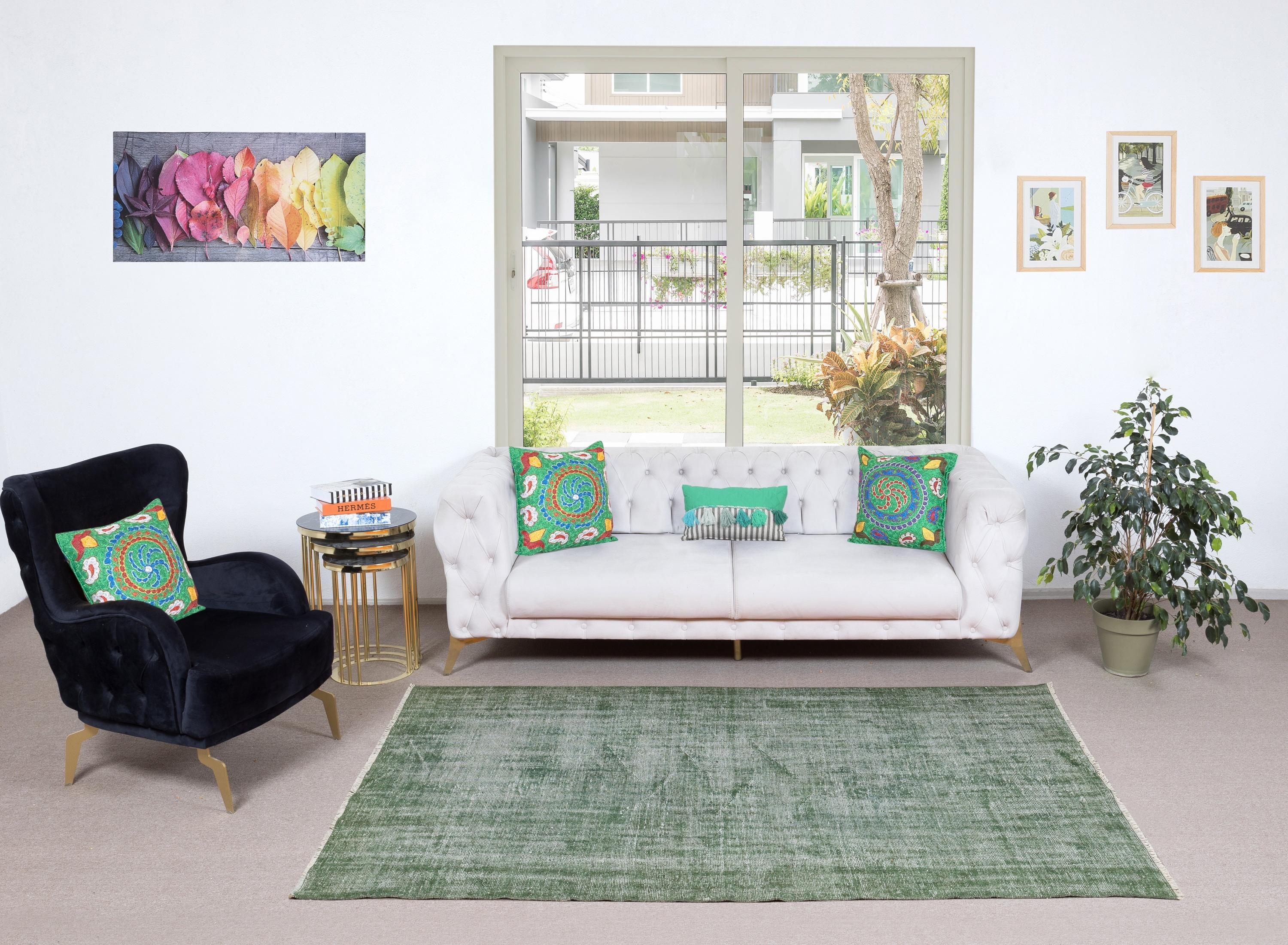 I nostri tappeti sovratinti sono tutti tappeti turchi vintage annodati a mano, accuratamente restaurati e reimmaginati nel nostro laboratorio per adattarsi a un'ampia gamma di stili di arredamento, da quello moderno e minimalista a quello costiero,