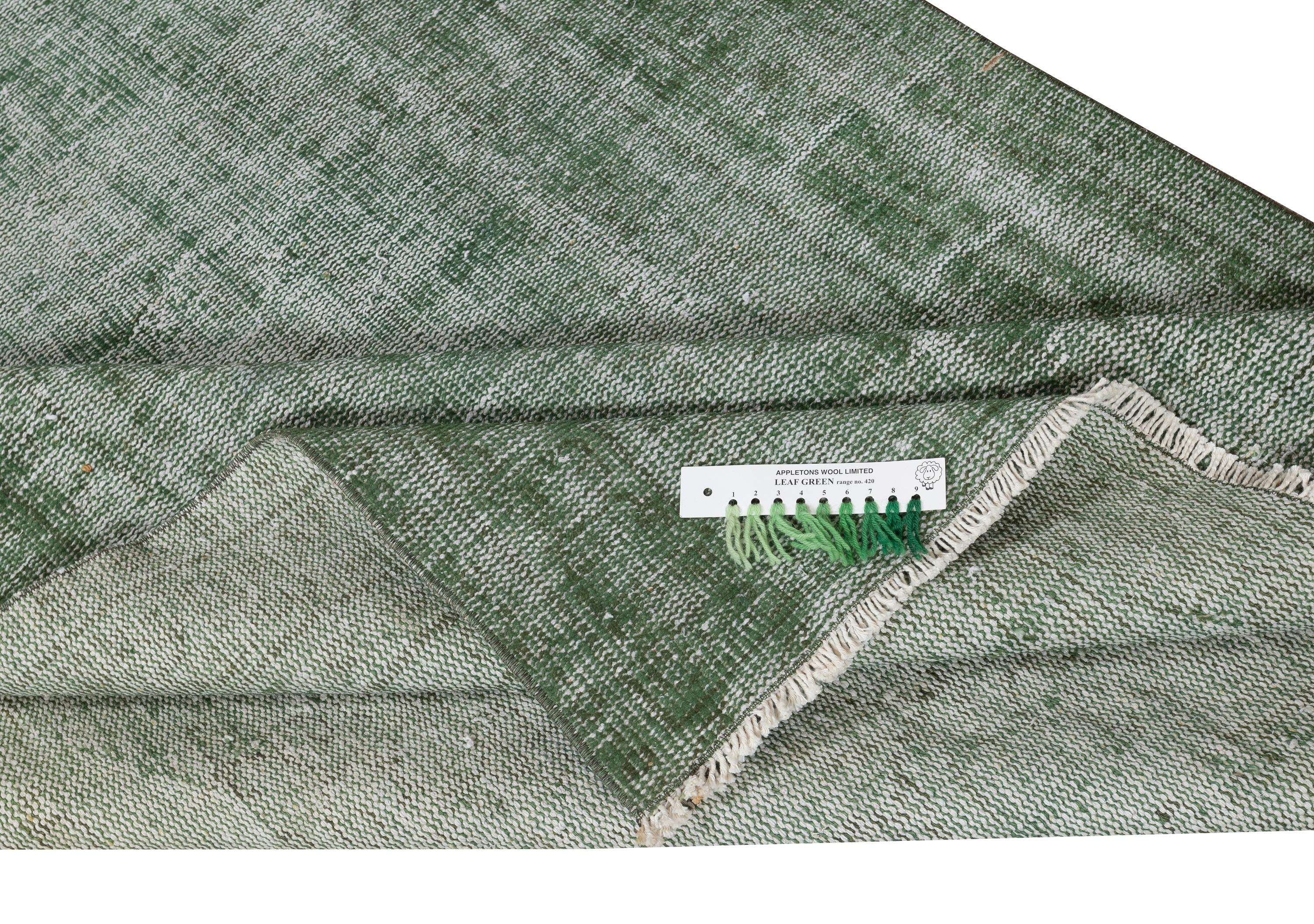 Moderno Tappeto vintage 5x8 Ft sovratinto in verde per interni moderni. Annodato a mano in Turchia in vendita