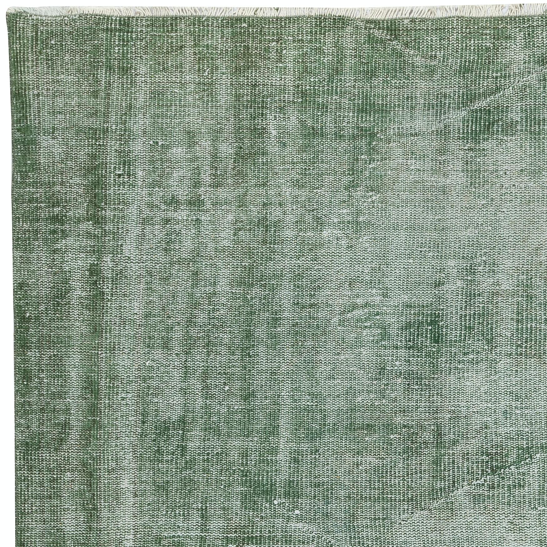 Tappeto vintage 5x8 Ft sovratinto in verde per interni moderni. Annodato a mano in Turchia In condizioni buone in vendita a Spring Valley, NY