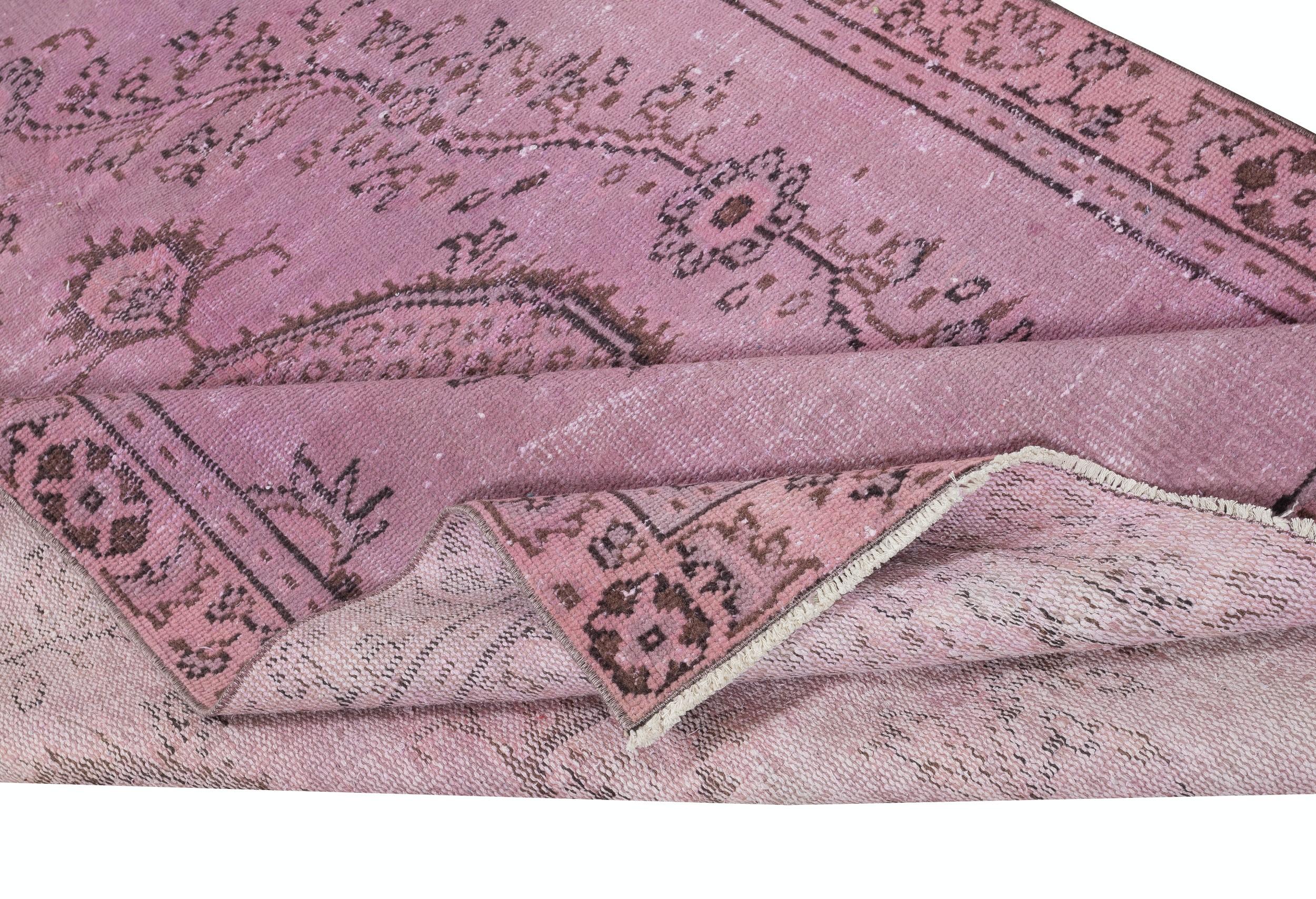 Moderno Tappeto vintage turco 5x8 Ft tinto in rosa per interni moderni in vendita