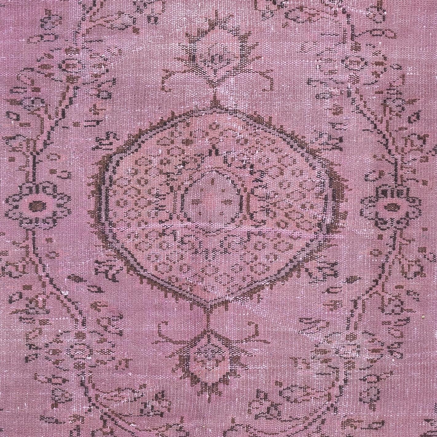 Annodato a mano Tappeto vintage turco 5x8 Ft tinto in rosa per interni moderni in vendita