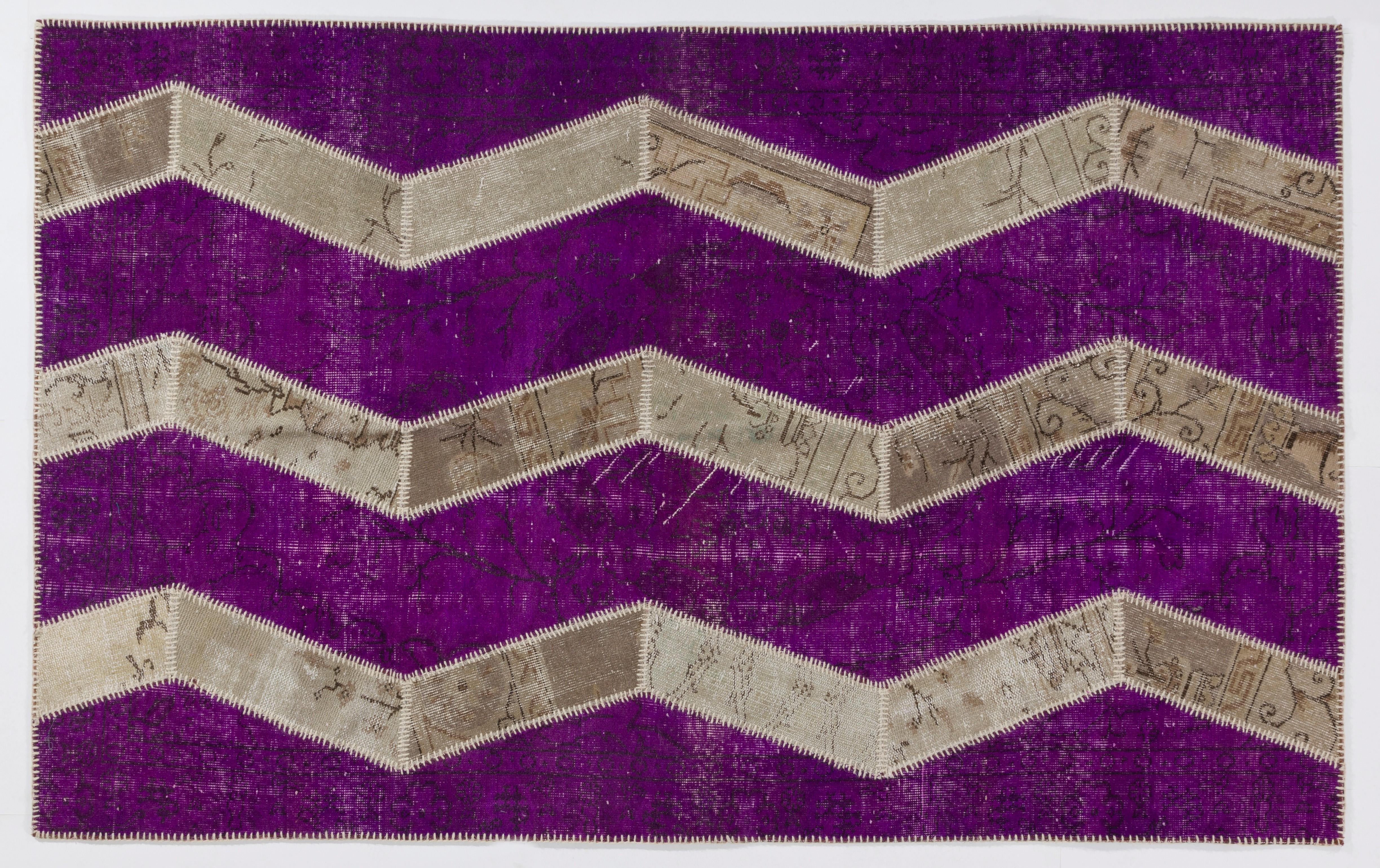 Pezzi assortiti di tappeti anatolici annodati a mano della metà del XX secolo sono stati lavati, tosati, tinti nuovamente in vari colori, tagliati in forme geometriche e poi cuciti insieme a mano per creare questo bellissimo tappeto patchwork unico
